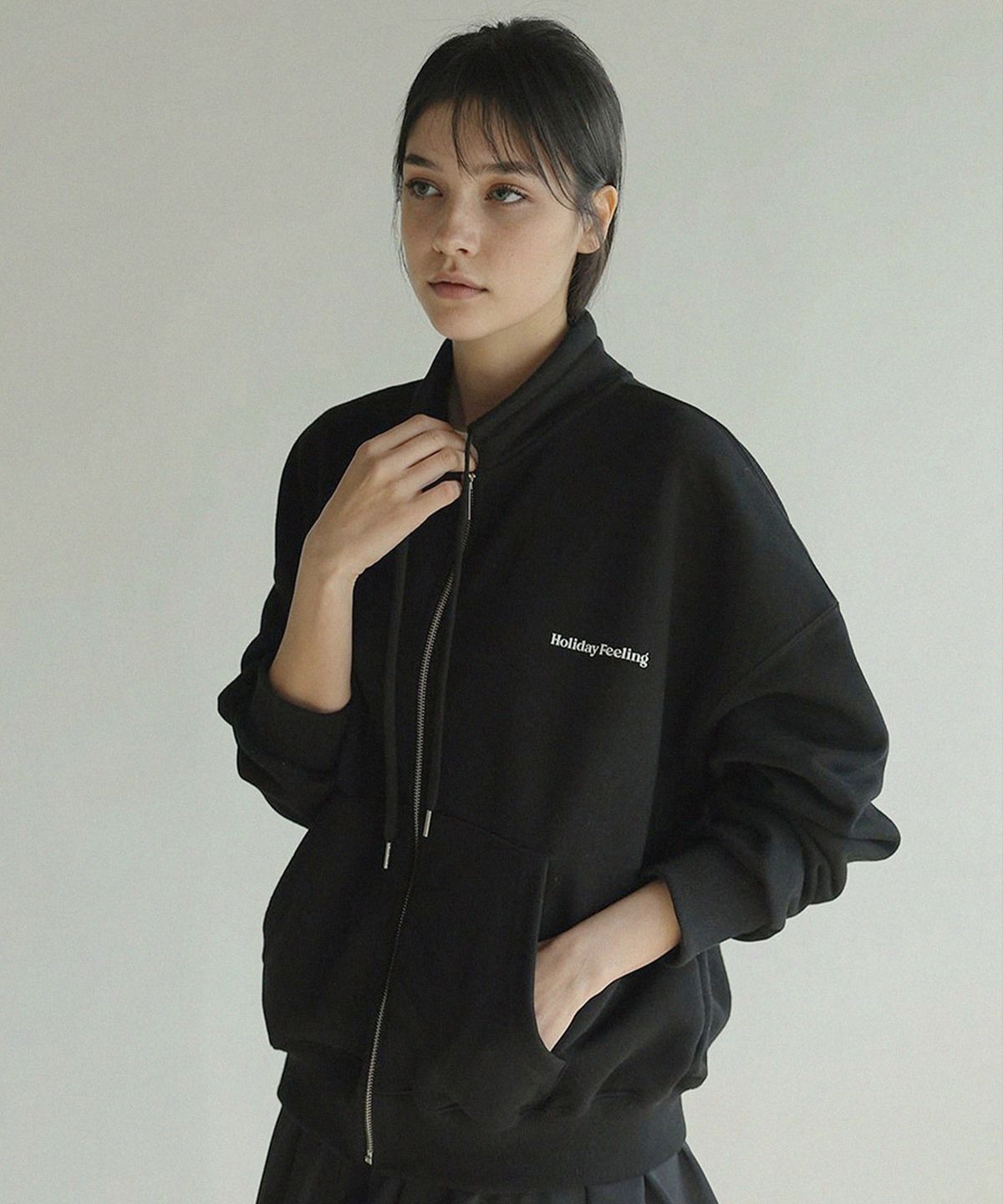 룸페커(ROOMPACKER) 홀리데이 타이포 집업_black