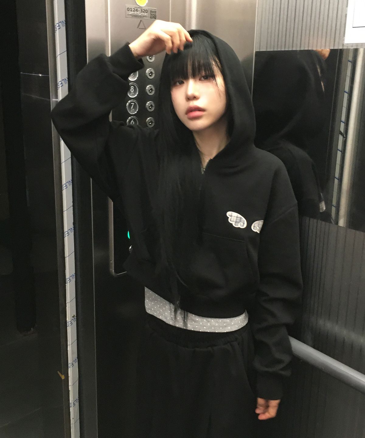 슬릭글로우(SLEEKGLOW) 엔젤 아플리케 크롭 후드 집업[블랙]