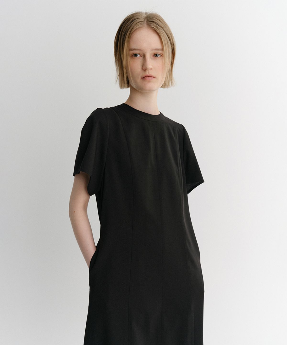 이아(EAAH) LINEAR MOCK NECK DRESS (BLACK)