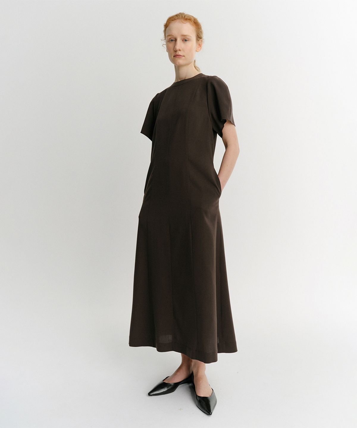 이아(EAAH) LINEAR MOCK NECK DRESS (DARK BROWN)