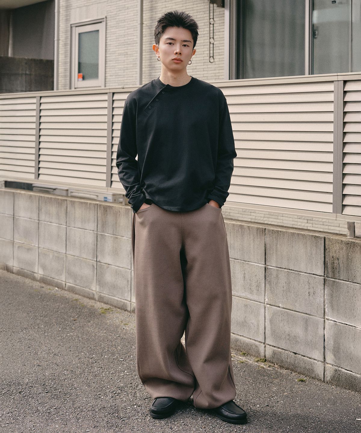 제로(XERO) 사이드 헨리 넥 롱 슬리브 [블랙]