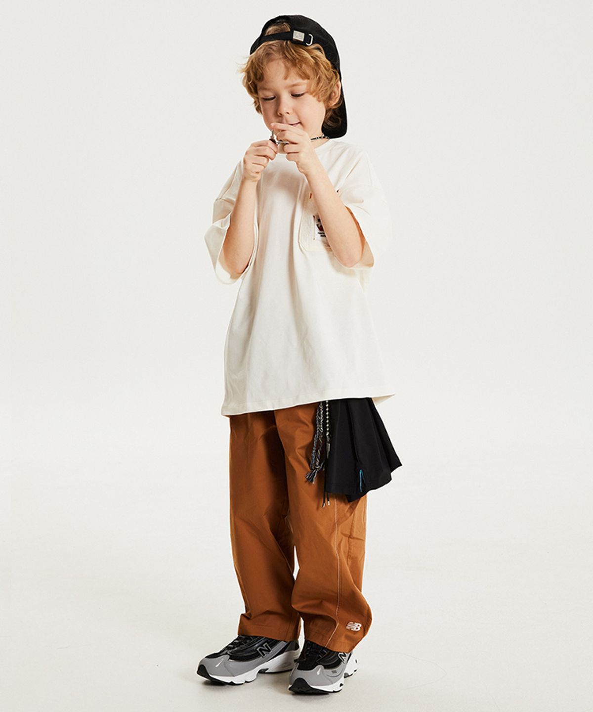 뉴발란스 키즈(NEWBALANCEKIDS) WE GROW TOGETHER_아동 반팔 + 우븐 바지 셋업 NK9YG2401U39