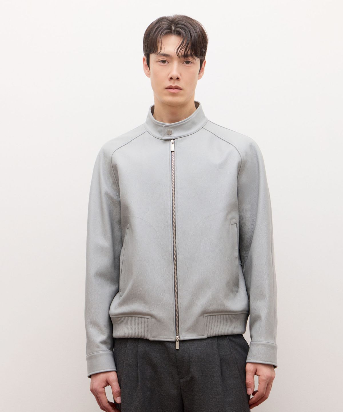 질스튜어트뉴욕 맨(JILLSTUART NEWYORK MEN) 레더 밴드넥 블루종 - 라이트그레이(JNJU6A202G1)