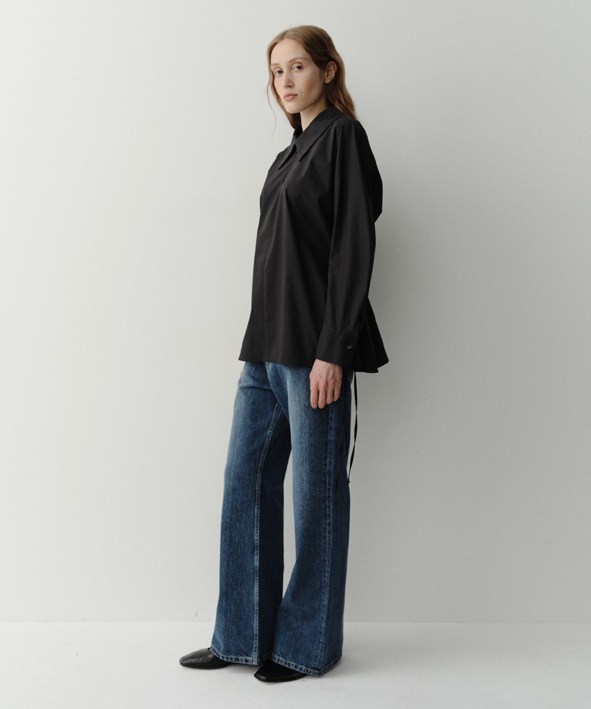 이아(EAAH) RELAXED FLARE DENIM PANTS (BLUE)