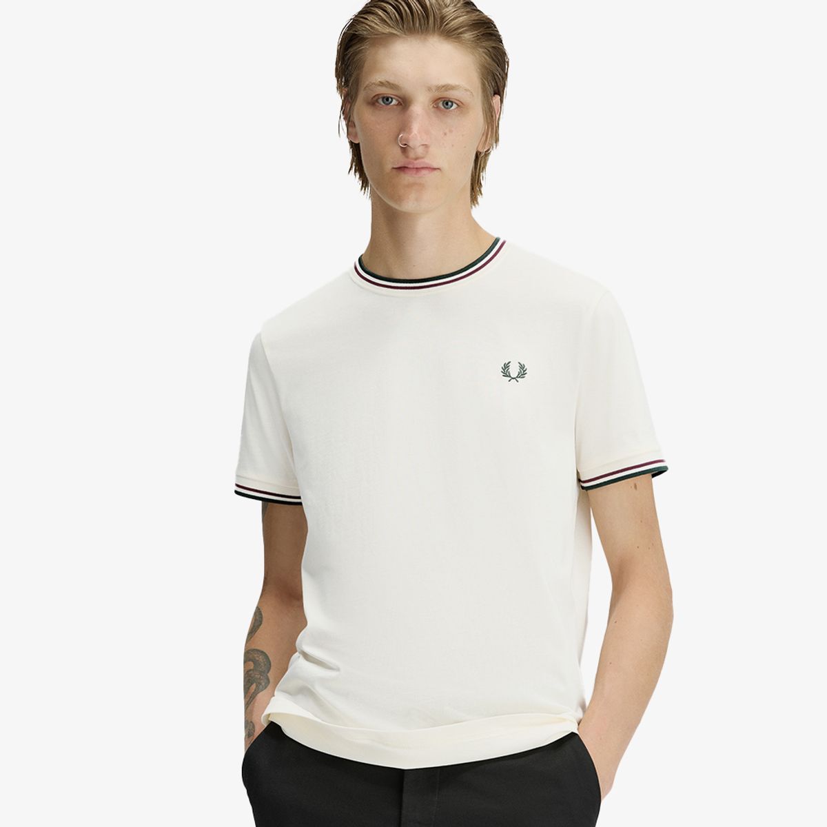 프레드페리(FRED PERRY) [Sharp] 트윈 팁 티셔츠 - 에크루/옥스블러드/그래스루츠 AFPM2611588-84A
