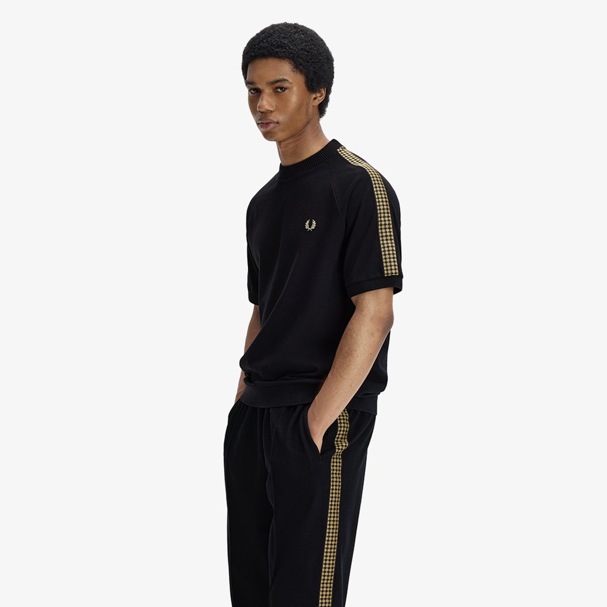 프레드페리(FRED PERRY) [Sharp] 크로스 테잎 티셔츠 - 블랙 AFPM2612307-102