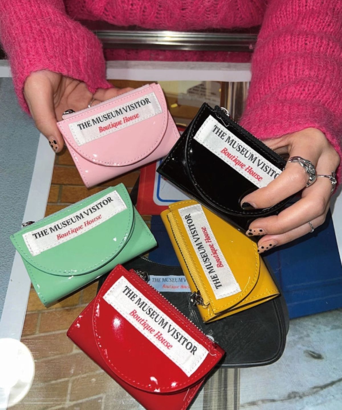 더뮤지엄비지터(THEMUSEUMVISITOR) HALF CIRCLE ENAMEL WALLET (5 COLOR)