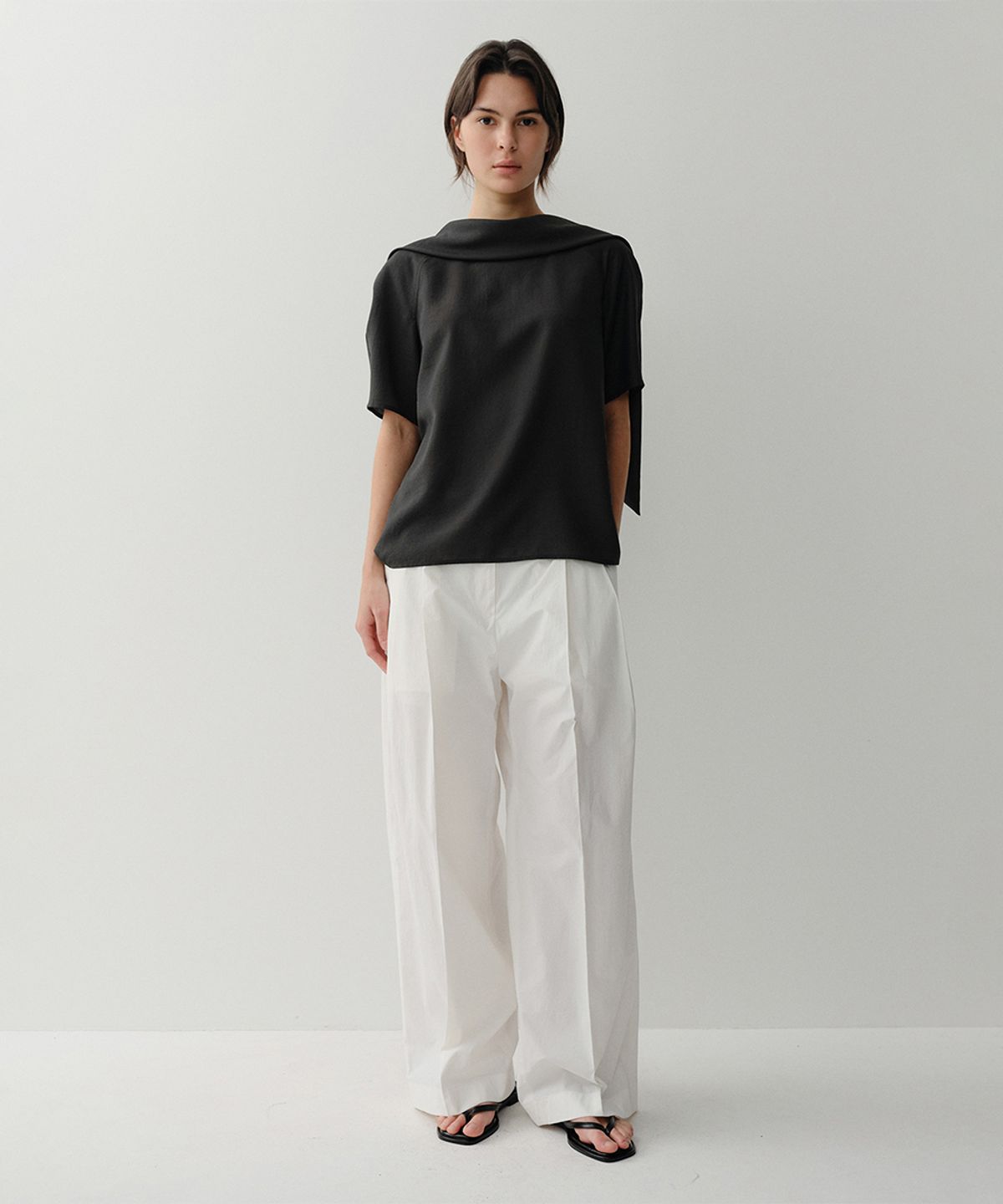 이아(EAAH) NYLON WIDE TUCK PANTS (WHITE)
