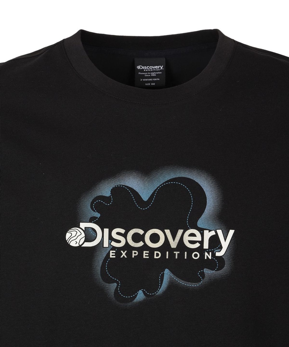디스커버리 익스페디션(DISCOVERY EXPEDITION) 유니 프레시벤트 맵 레터링 반팔티셔츠 (BLACK)