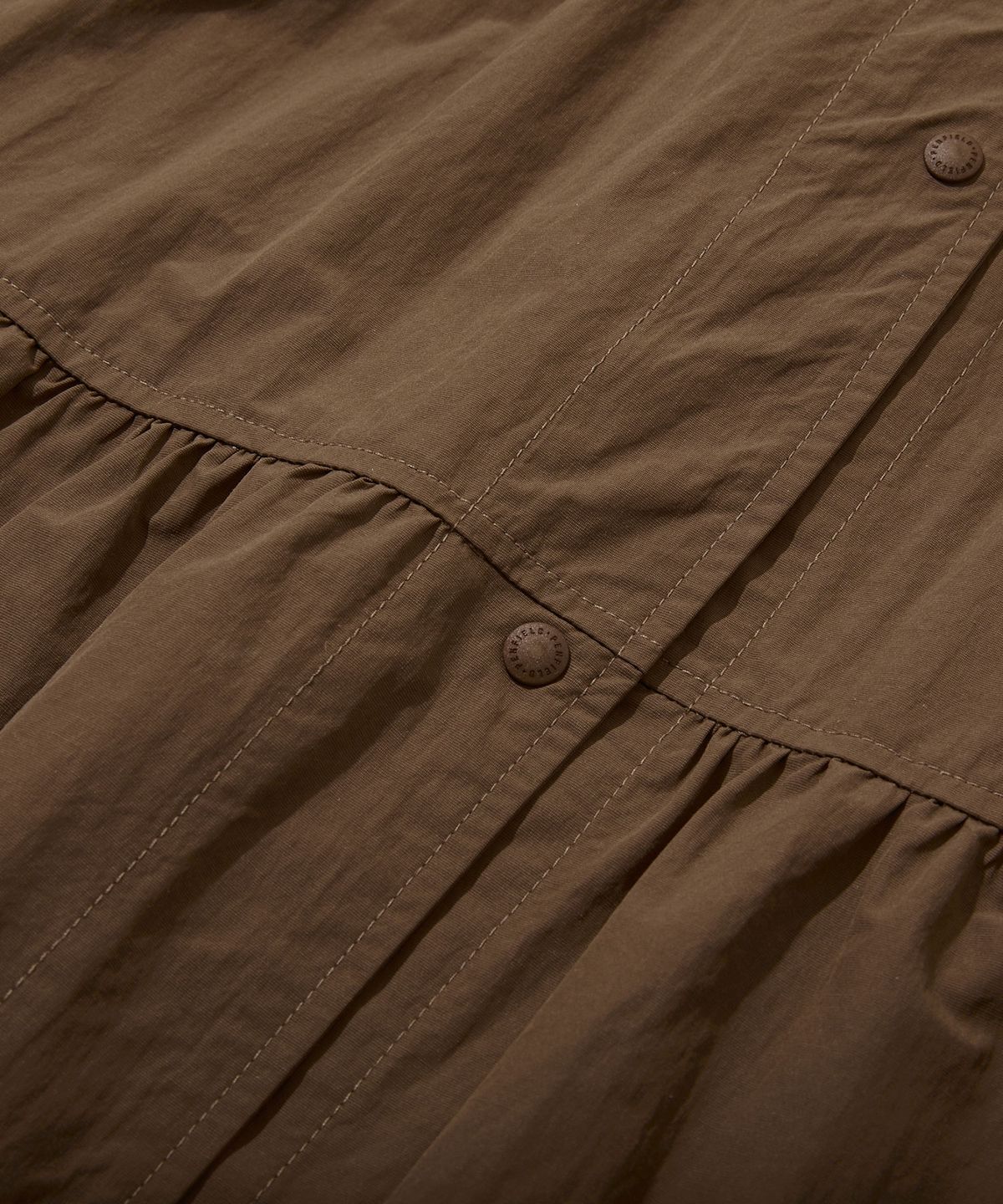 펜필드(PENFIELD) 오픈카라 웨이스트 어드저스트 셔링 원피스 브라운_FS2WS01F