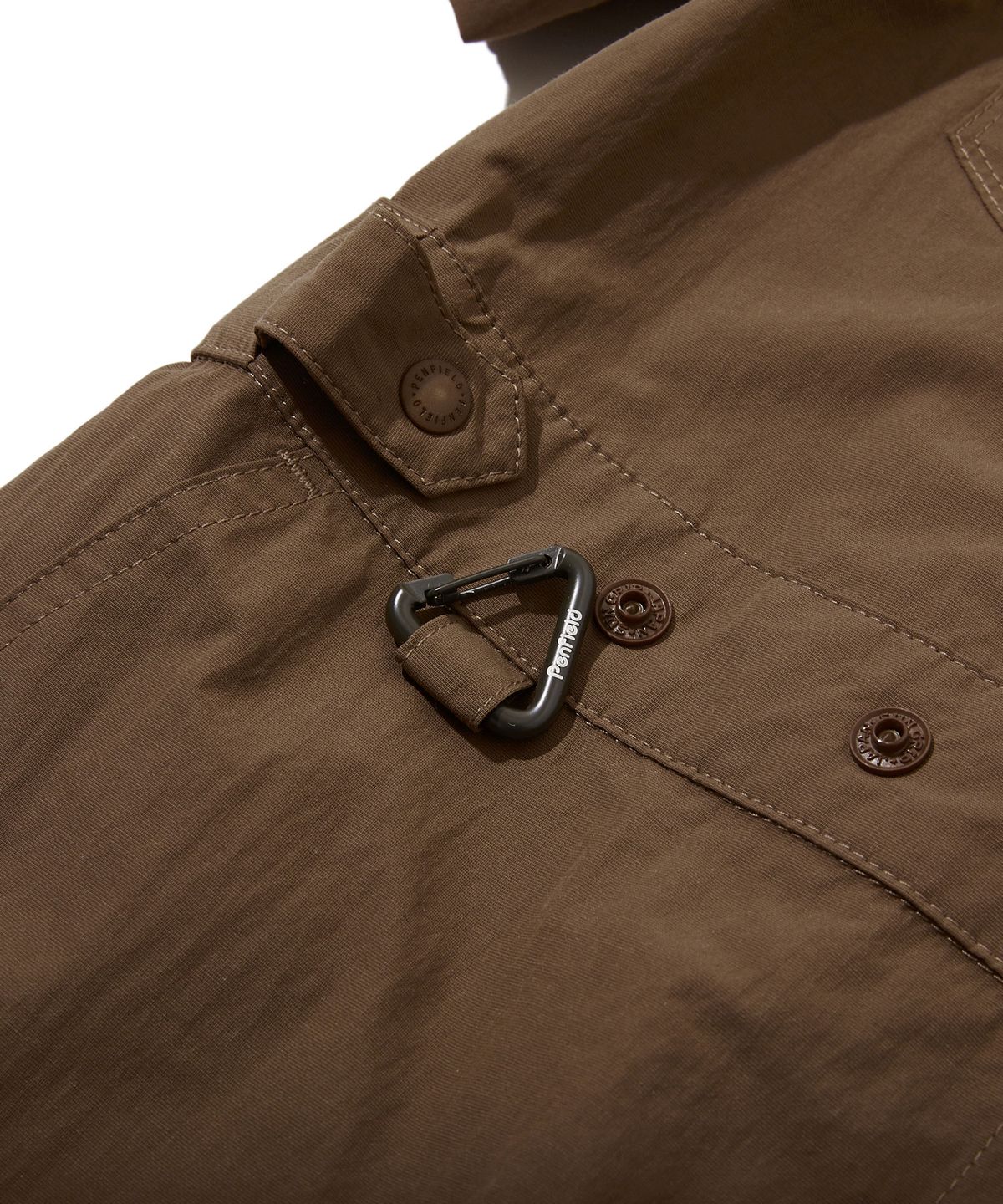 펜필드(PENFIELD) 오픈카라 웨이스트 어드저스트 셔링 원피스 브라운_FS2WS01F