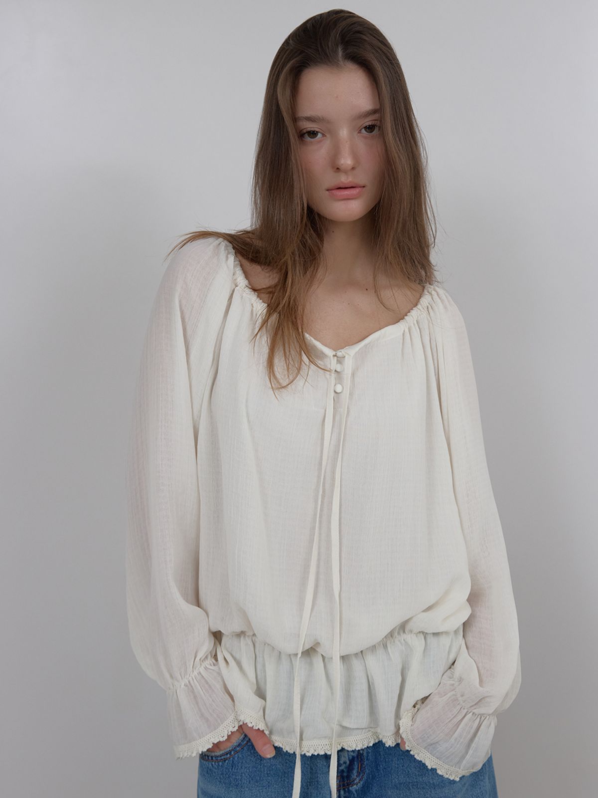 아수라(ASURA) OFF-SHOULDER SHIRRING BLOUSE (IVORY)