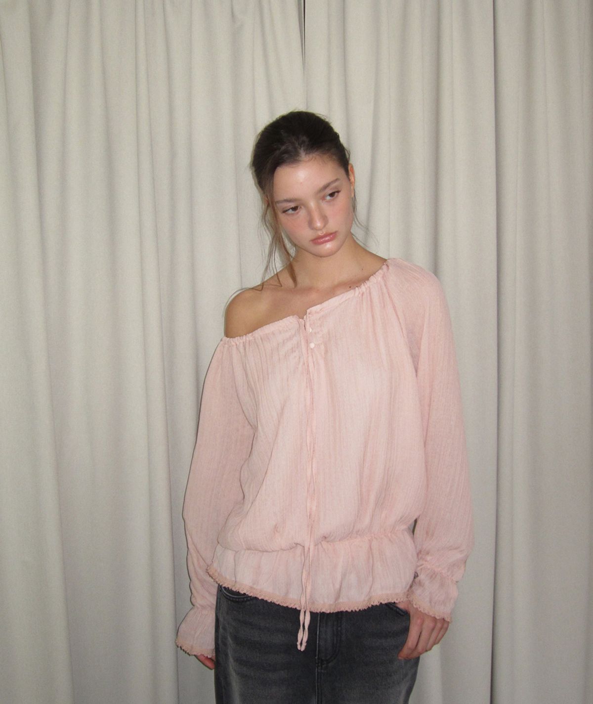 아수라(ASURA) OFF-SHOULDER SHIRRING BLOUSE (PINK)