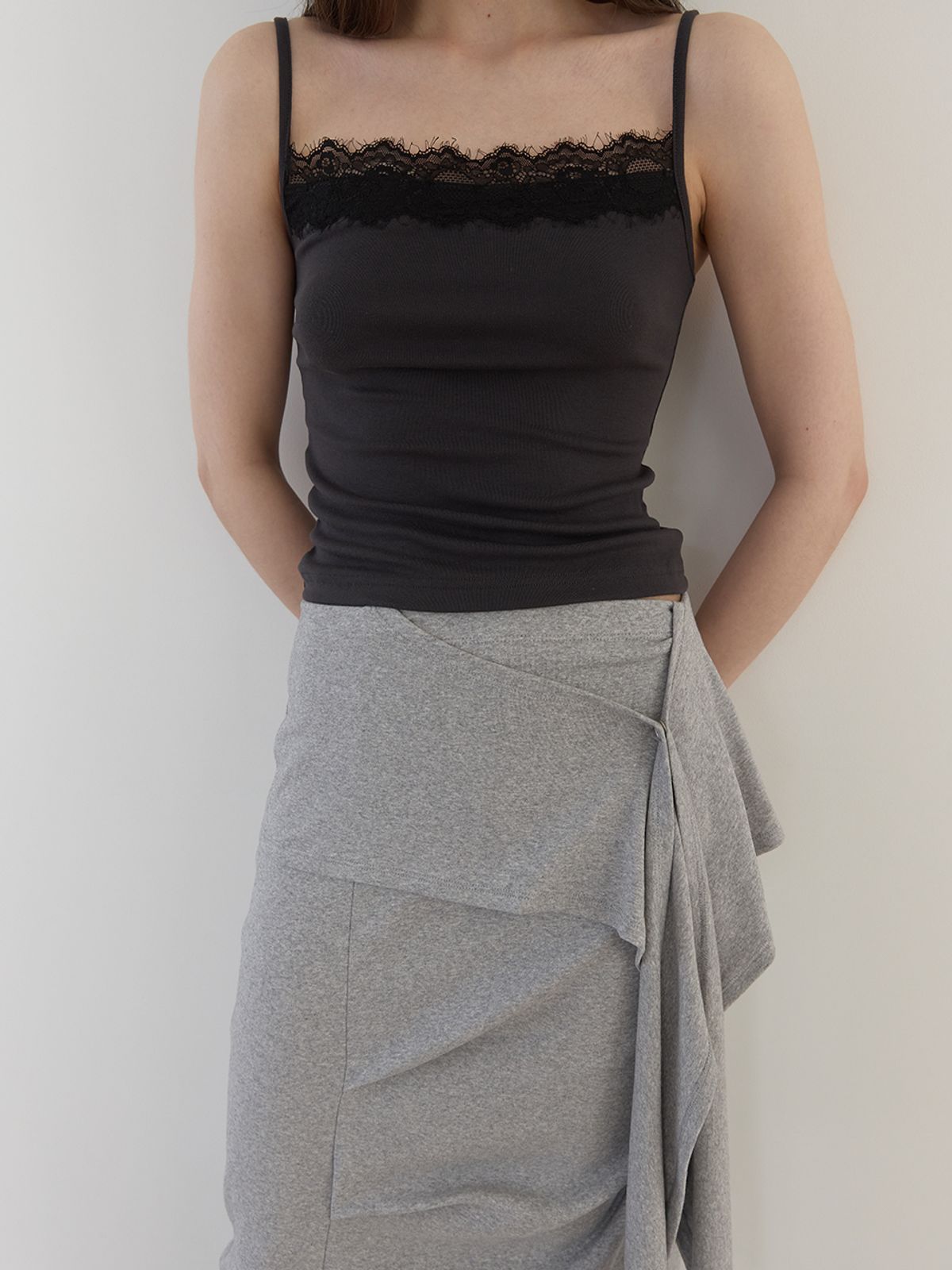 아수라(ASURA) PALE LACE SLEEVELESS (CHARCOAL)