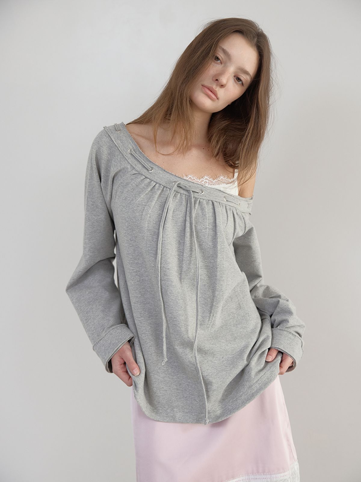 아수라(ASURA) ROUGH EYELET OFF SHOULDER T (MELANGE GREY)