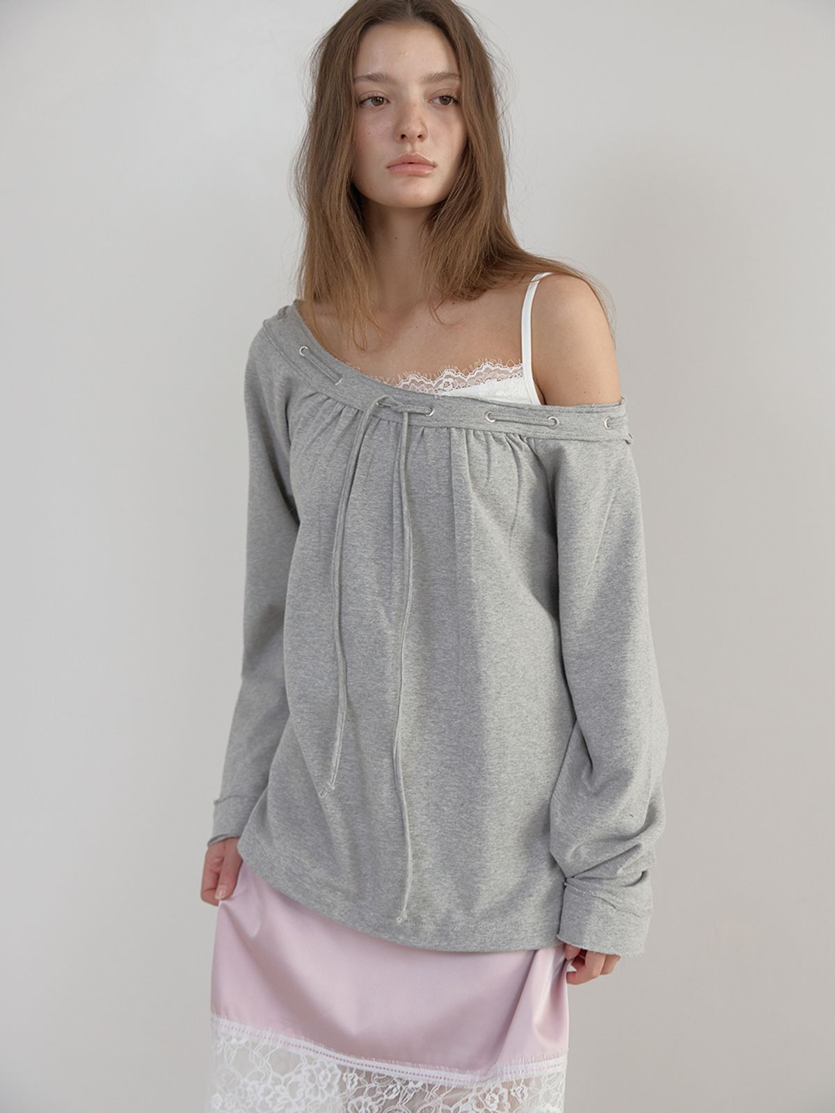 아수라(ASURA) ROUGH EYELET OFF SHOULDER T (MELANGE GREY)