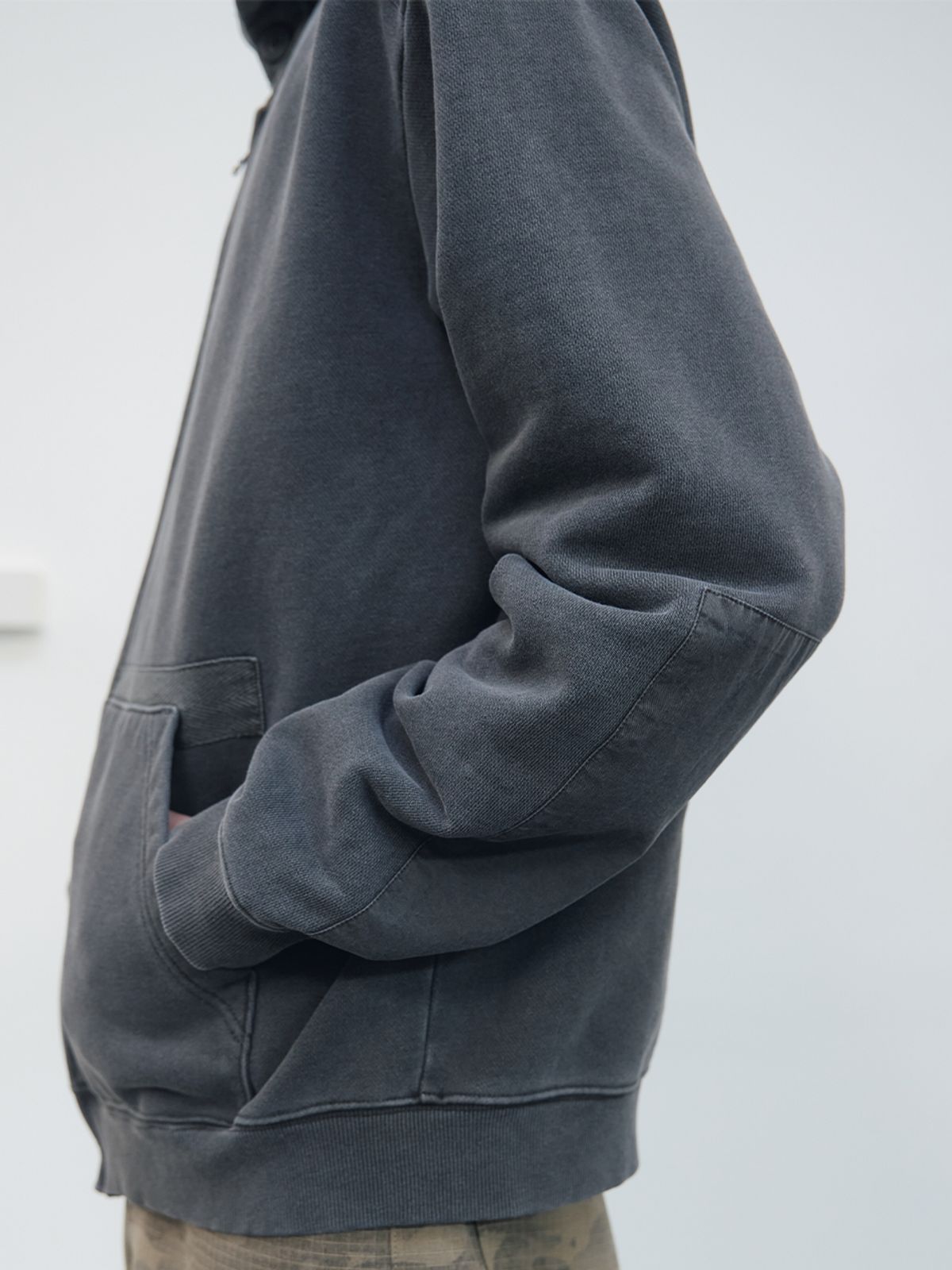 기준 맨(KIJUN MEN) Garment Dyed Patch Hoodie Charcoal