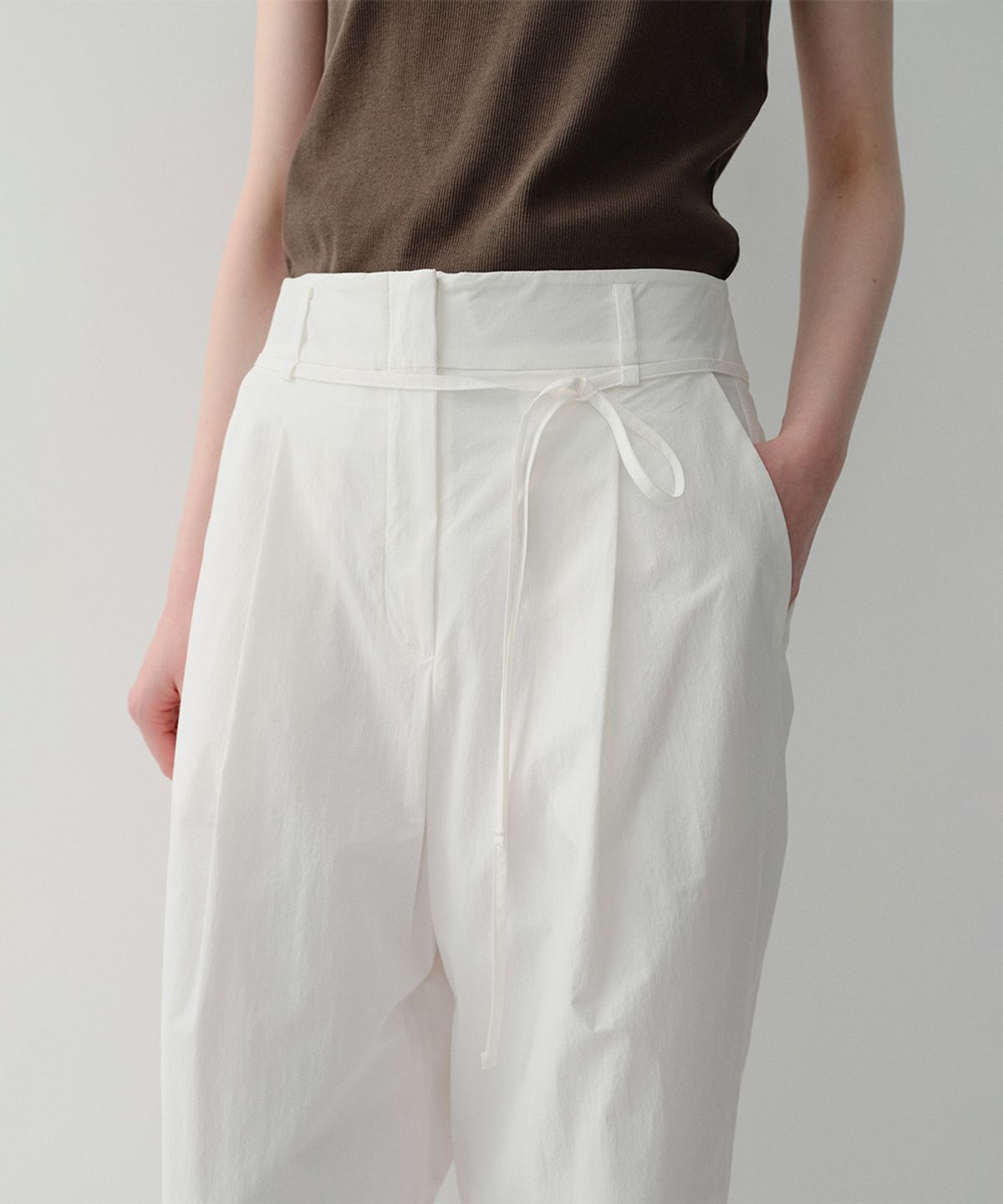 이아(EAAH) SS HIGHWAISTED TUCK PANTS (WHITE)