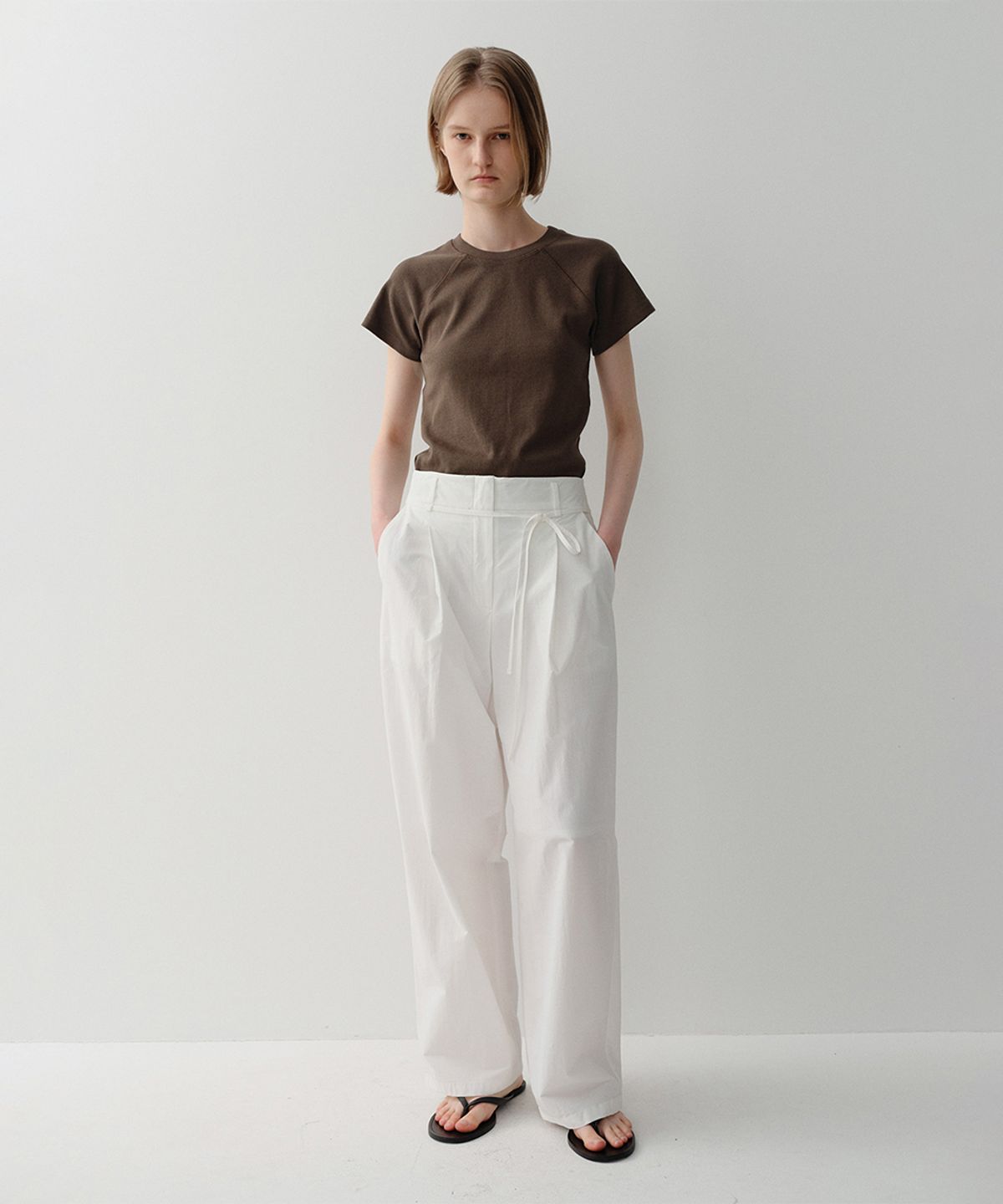 이아(EAAH) SS HIGHWAISTED TUCK PANTS (WHITE)