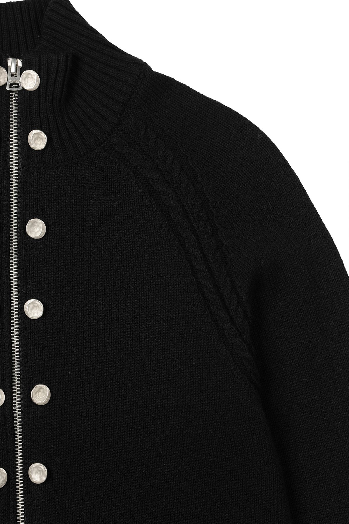 다이닛(DEINET) HIGH-NECK STUD KNIT OUTER IN BLACK