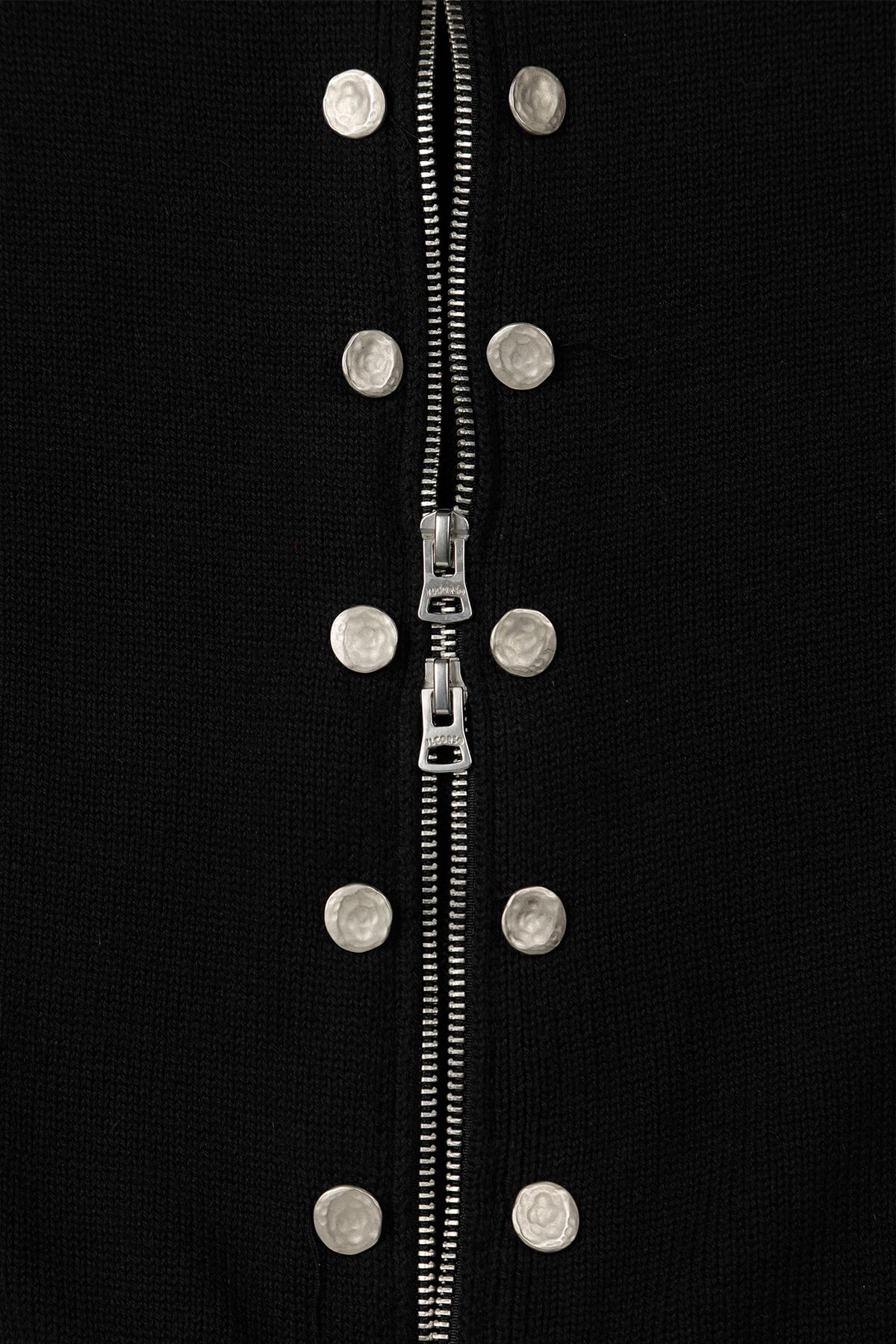다이닛(DEINET) HIGH-NECK STUD KNIT OUTER IN BLACK