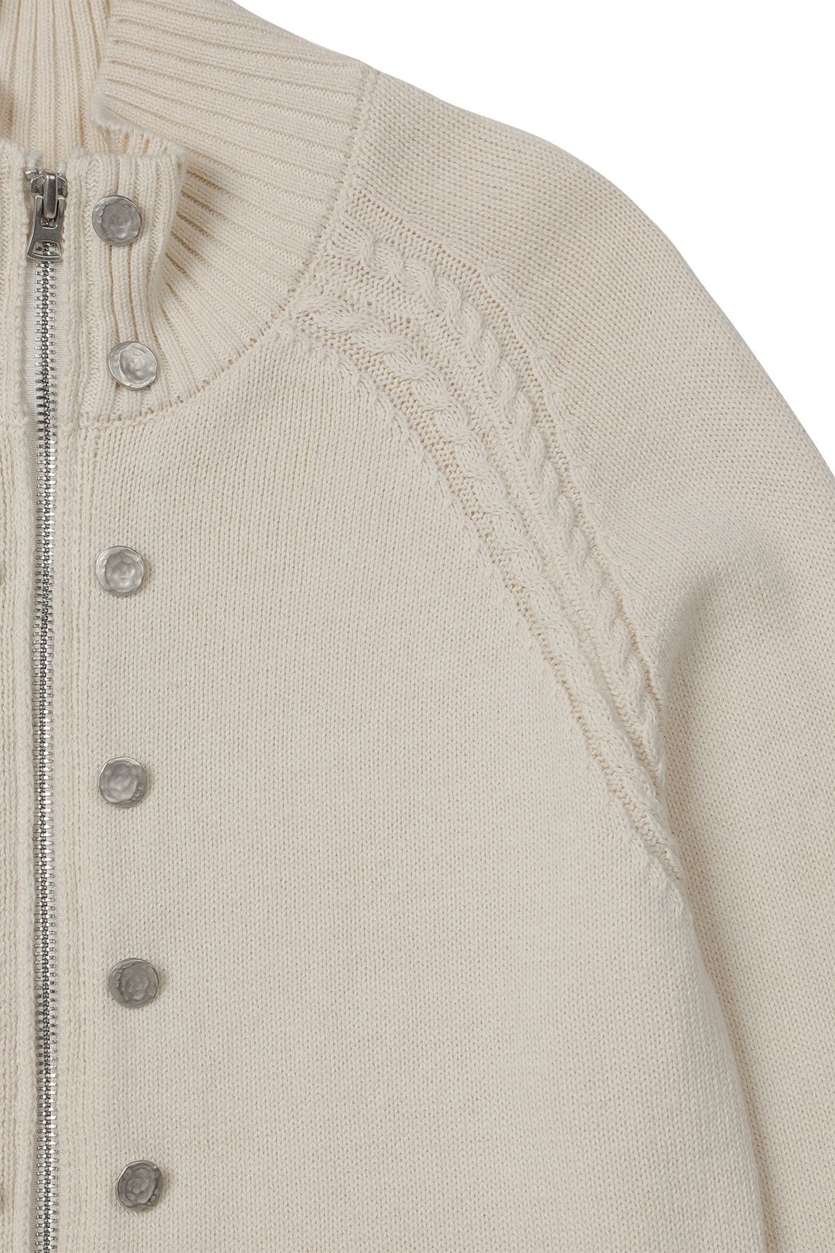 다이닛(DEINET) HIGH-NECK STUD KNIT OUTER IN IVORY