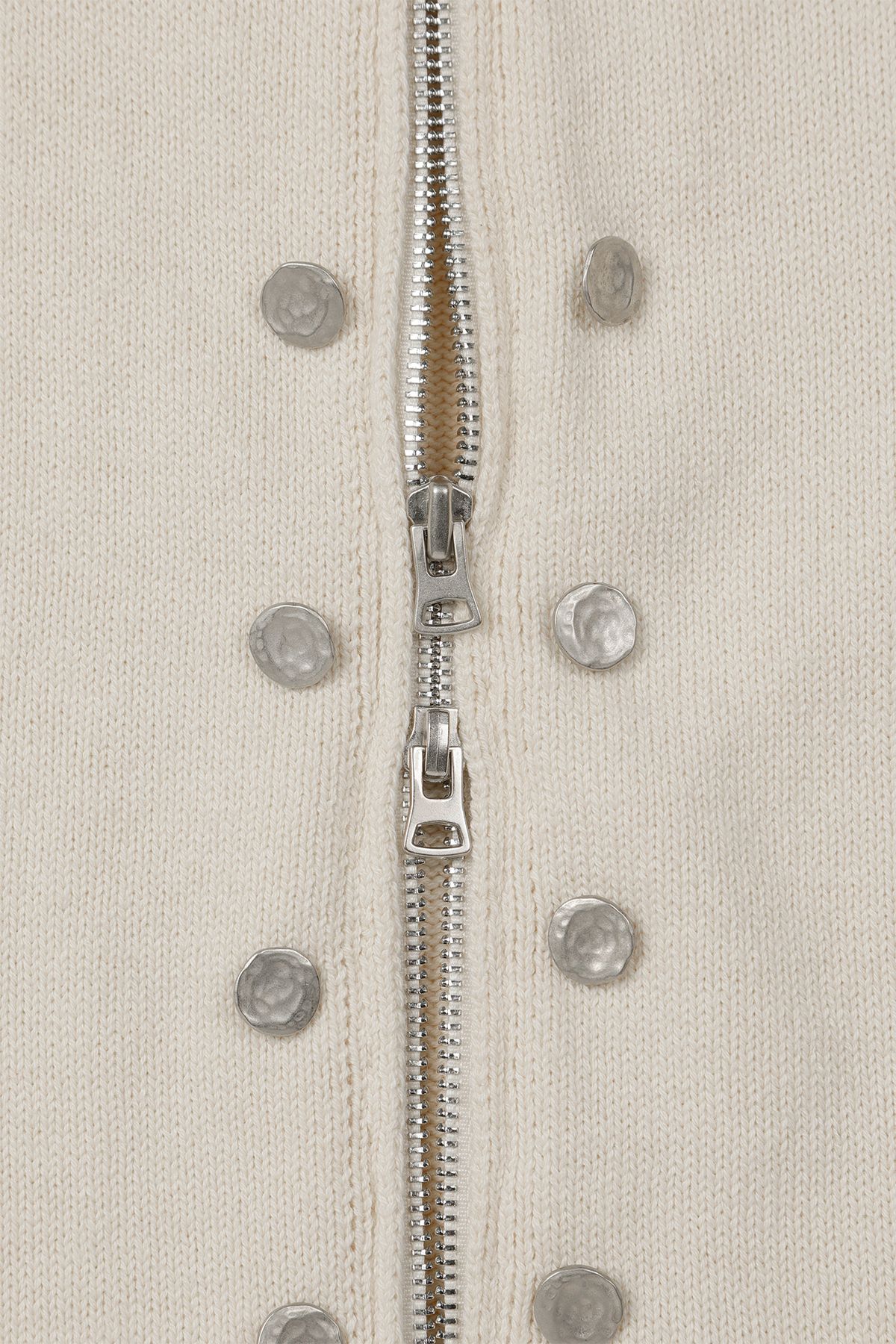 다이닛(DEINET) HIGH-NECK STUD KNIT OUTER IN IVORY