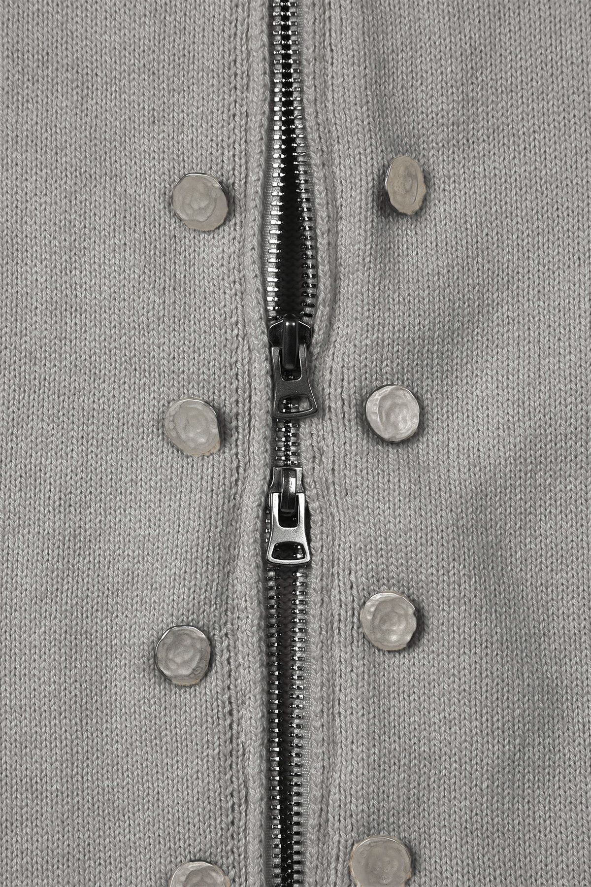 다이닛(DEINET) HIGH-NECK STUD KNIT OUTER IN MELANGE GREY