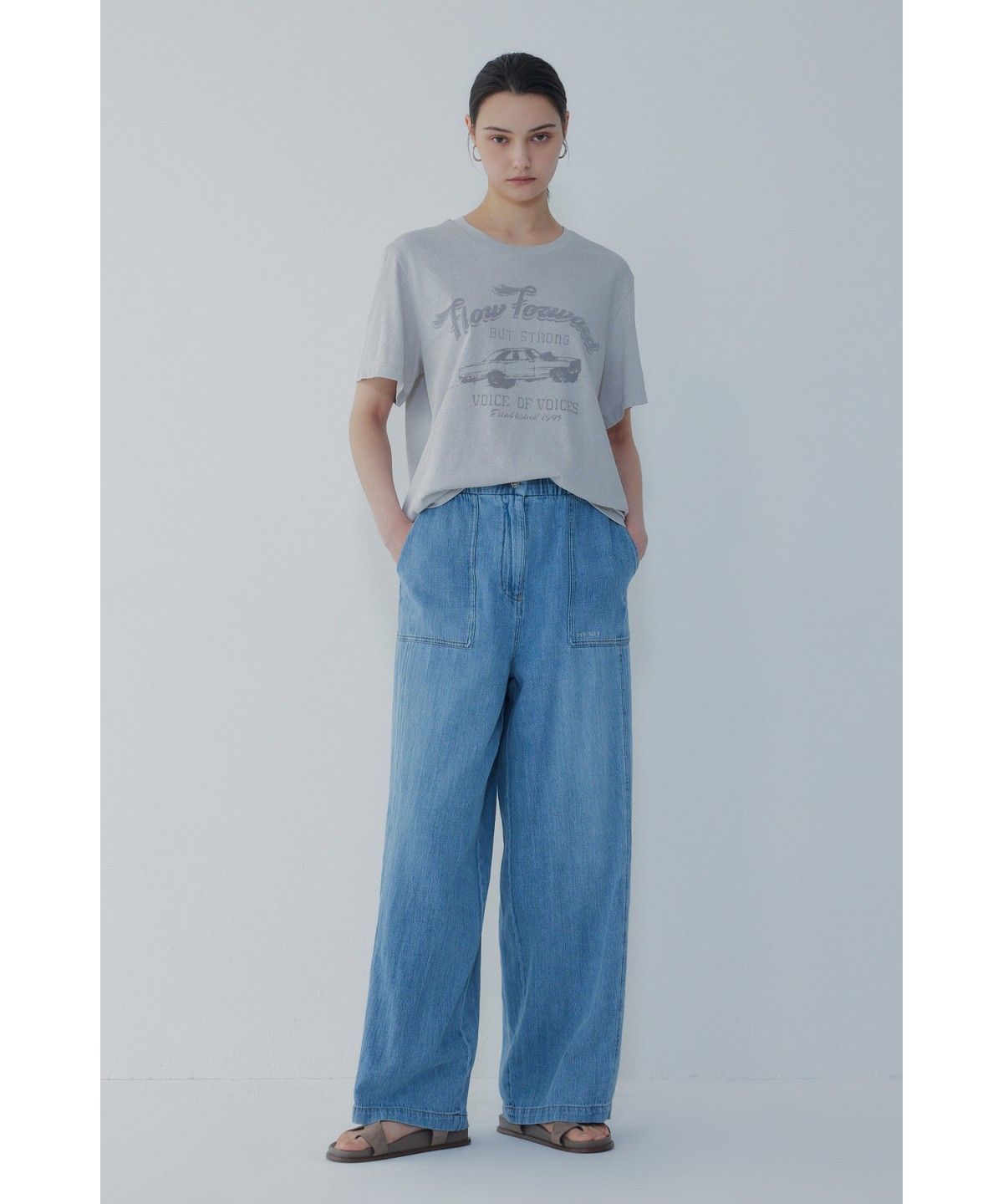 보브(VOICE OF VOICES) 레이싱 그래픽 피그먼트 티셔츠_라이트 카키 7156240005
