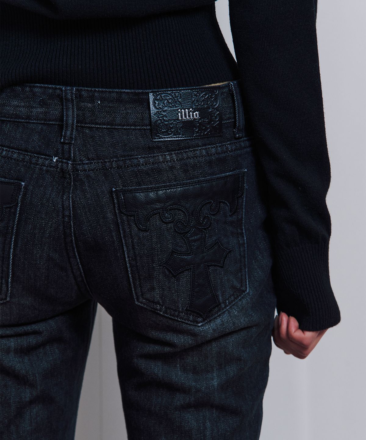일리오(ILLIO) Black Cathy Backpocket bootscut denim