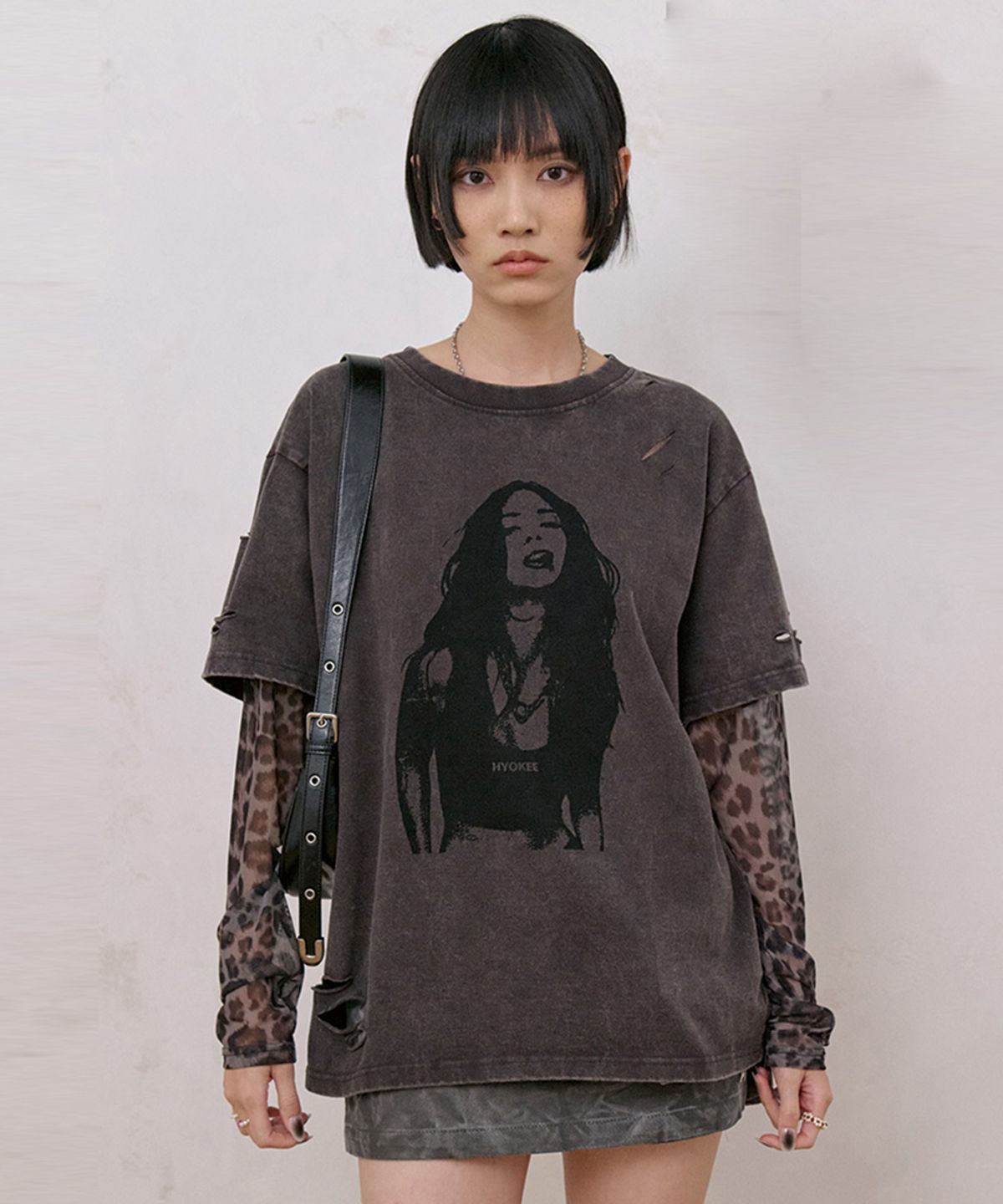 노 엑스트라 터치(NO EXTRA TOUCH) Distressed Leopard Mesh Long Sleeve Layered T-shirt (Charcoal) / 26SPTS001CH