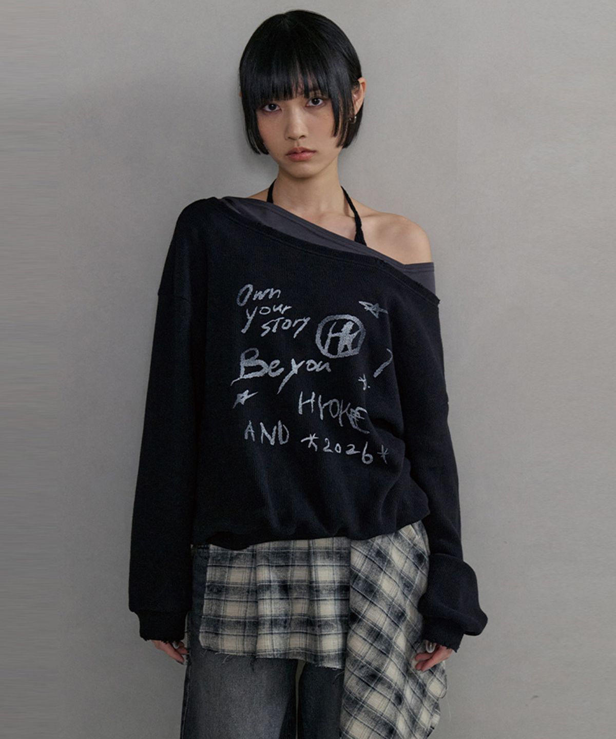 노 엑스트라 터치(NO EXTRA TOUCH) Halter Lace Layered Asymmetrical Top (Charcoal) / 26SPTS002CH