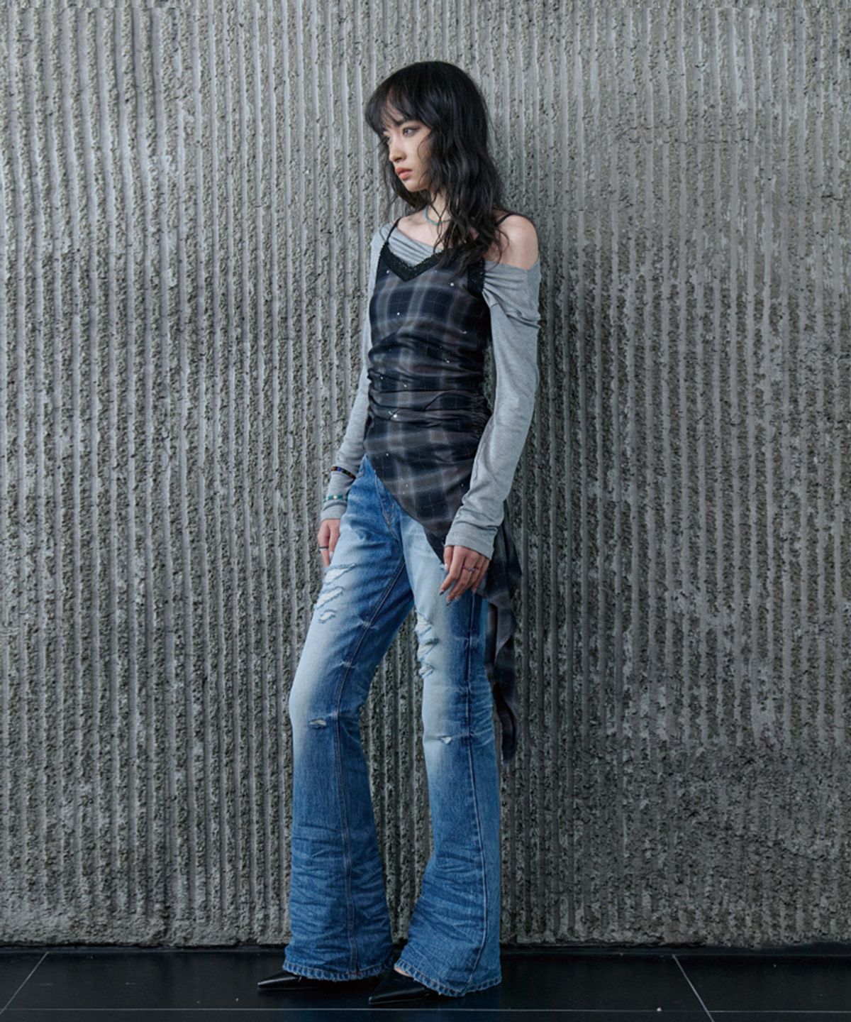 노 엑스트라 터치(NO EXTRA TOUCH) Check Side Shirring Asymmetrical Lace Slip (Black) / 26SPOP002BK