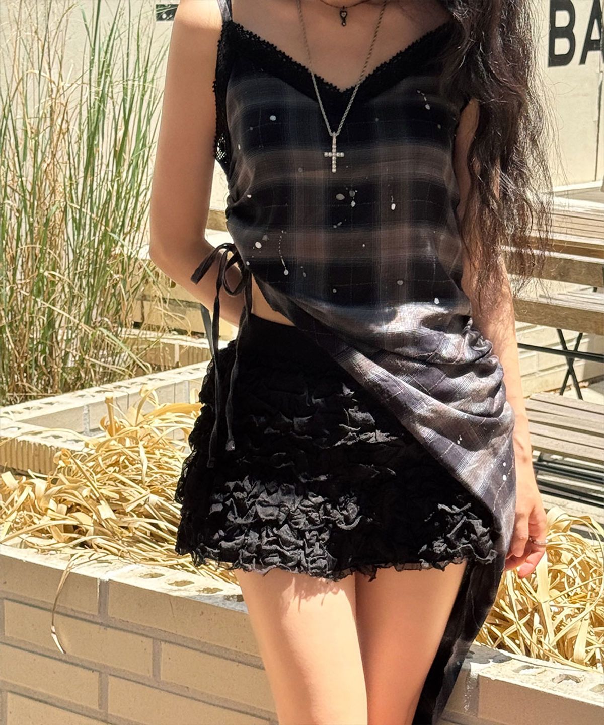 노 엑스트라 터치(NO EXTRA TOUCH) Check Side Shirring Asymmetrical Lace Slip (Black) / 26SPOP002BK