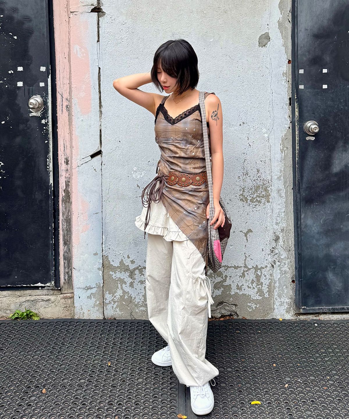 노 엑스트라 터치(NO EXTRA TOUCH) Check Side Shirring Asymmetrical Lace Slip (Brown) / 26SPOP000BR