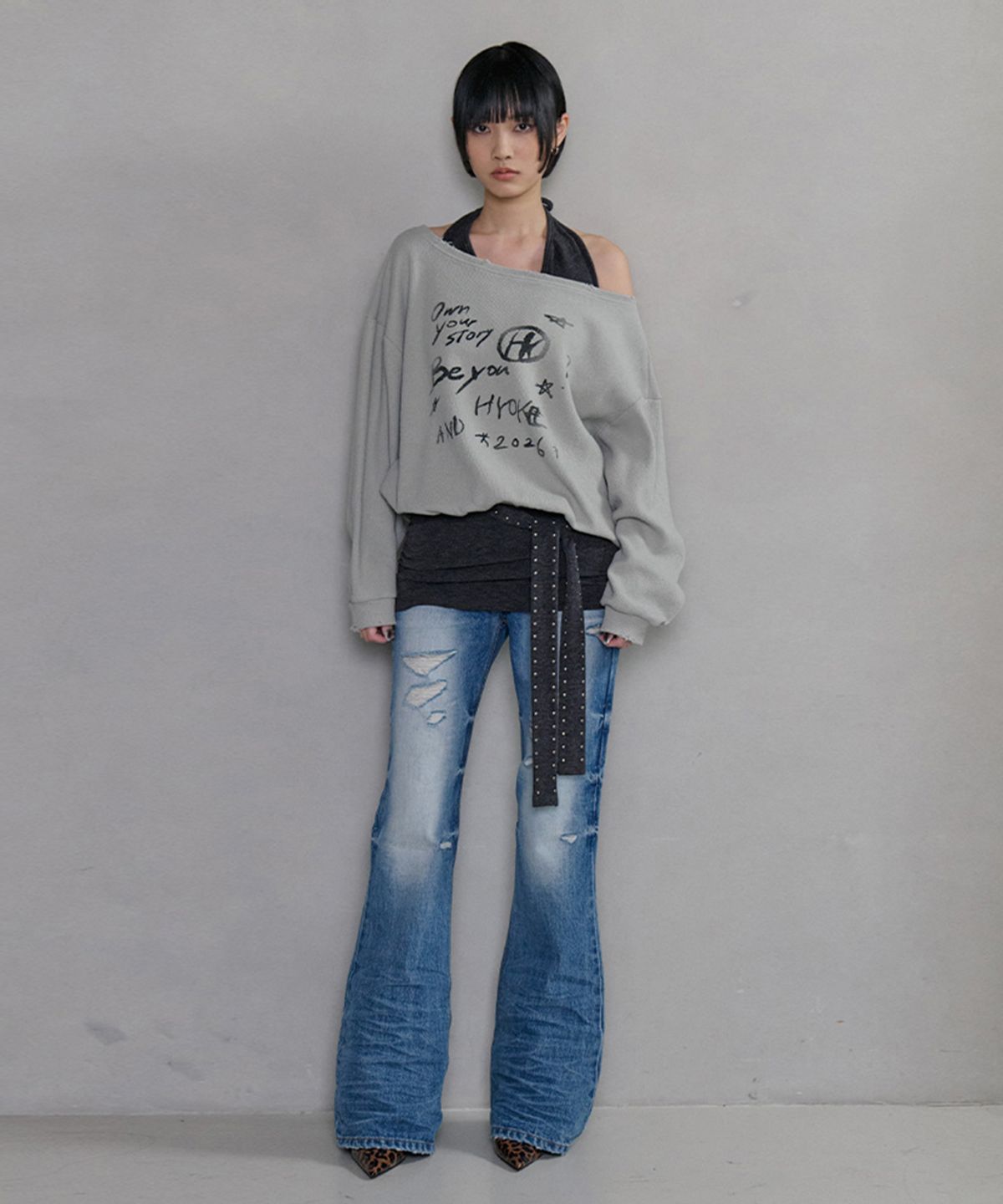 노 엑스트라 터치(NO EXTRA TOUCH) Dirty Embossed Distressed Bootcut Denim (Mid Blue)_26SPPT002MB