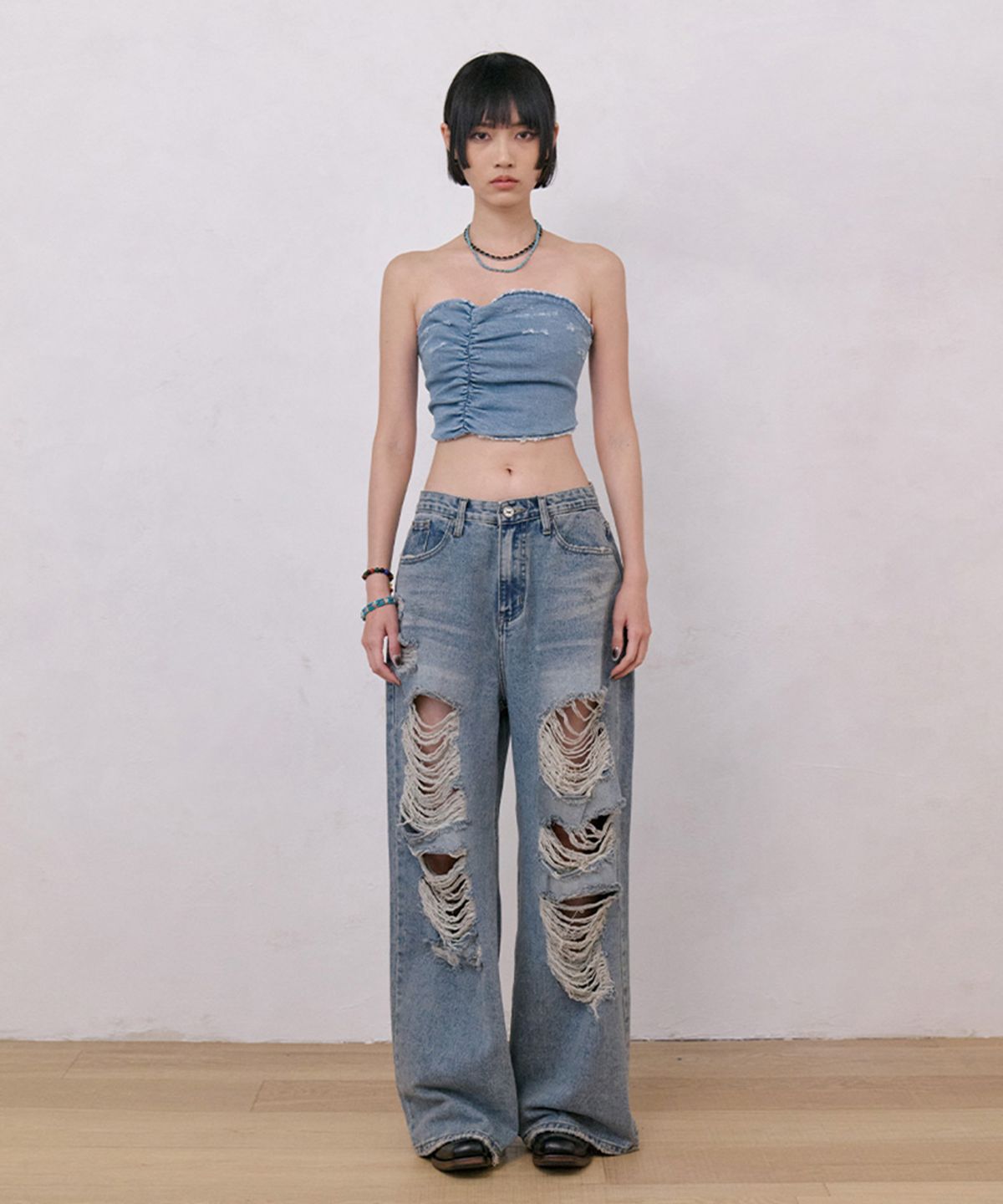 노 엑스트라 터치(NO EXTRA TOUCH) Vintage Washed Shirred Denim Bustier (Light Blue)_26SPSL003LB