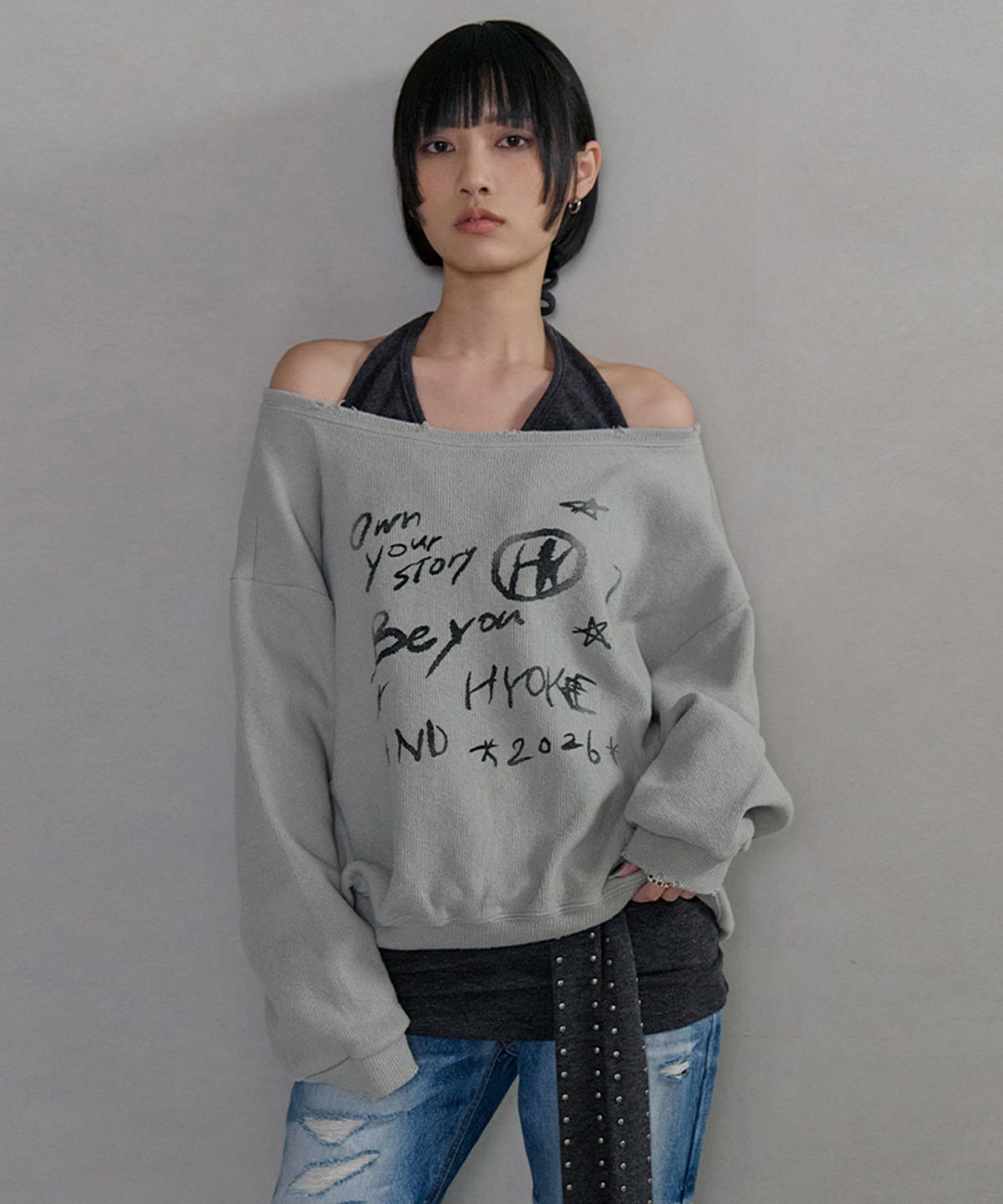 노 엑스트라 터치(NO EXTRA TOUCH) One-shoulder graphic sweatshirt (melange gray)_26SPSS001MG