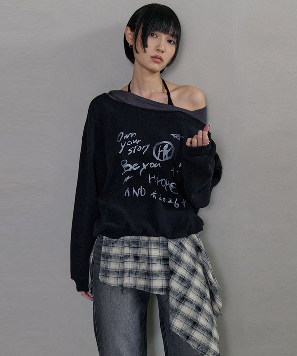노 엑스트라 터치(NO EXTRA TOUCH) One-shoulder graphic sweatshirt (black)_26SPSS001BK