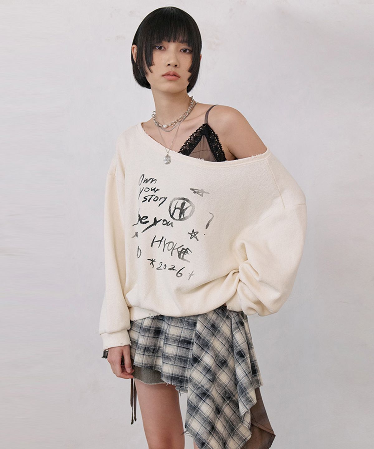 노 엑스트라 터치(NO EXTRA TOUCH) One-shoulder graphic sweatshirt (cream)_26SPSS001CR