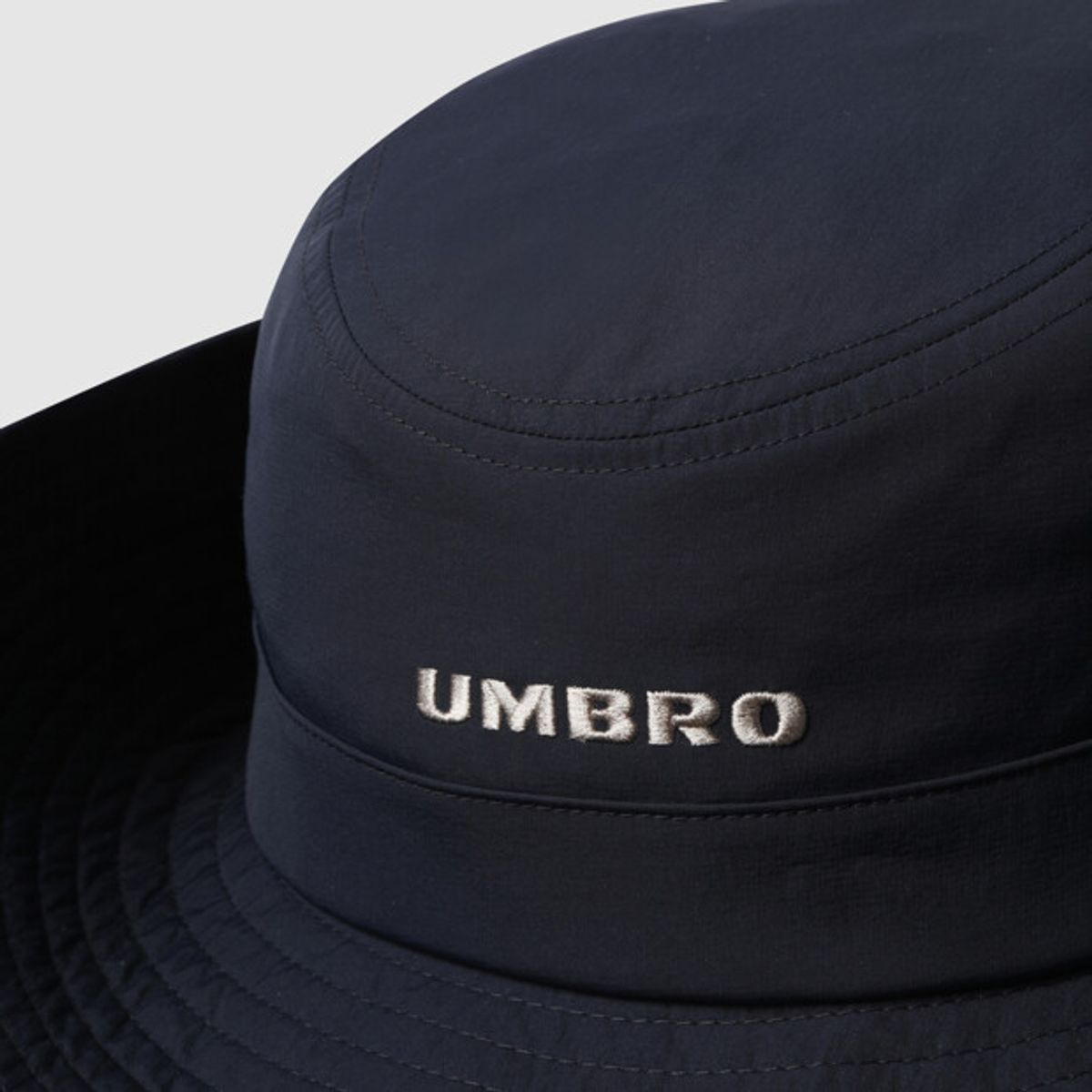 엄브로(UMBRO) 하이웨이 빈티지 스트링 버킷햇 네이비 UR123CHT22