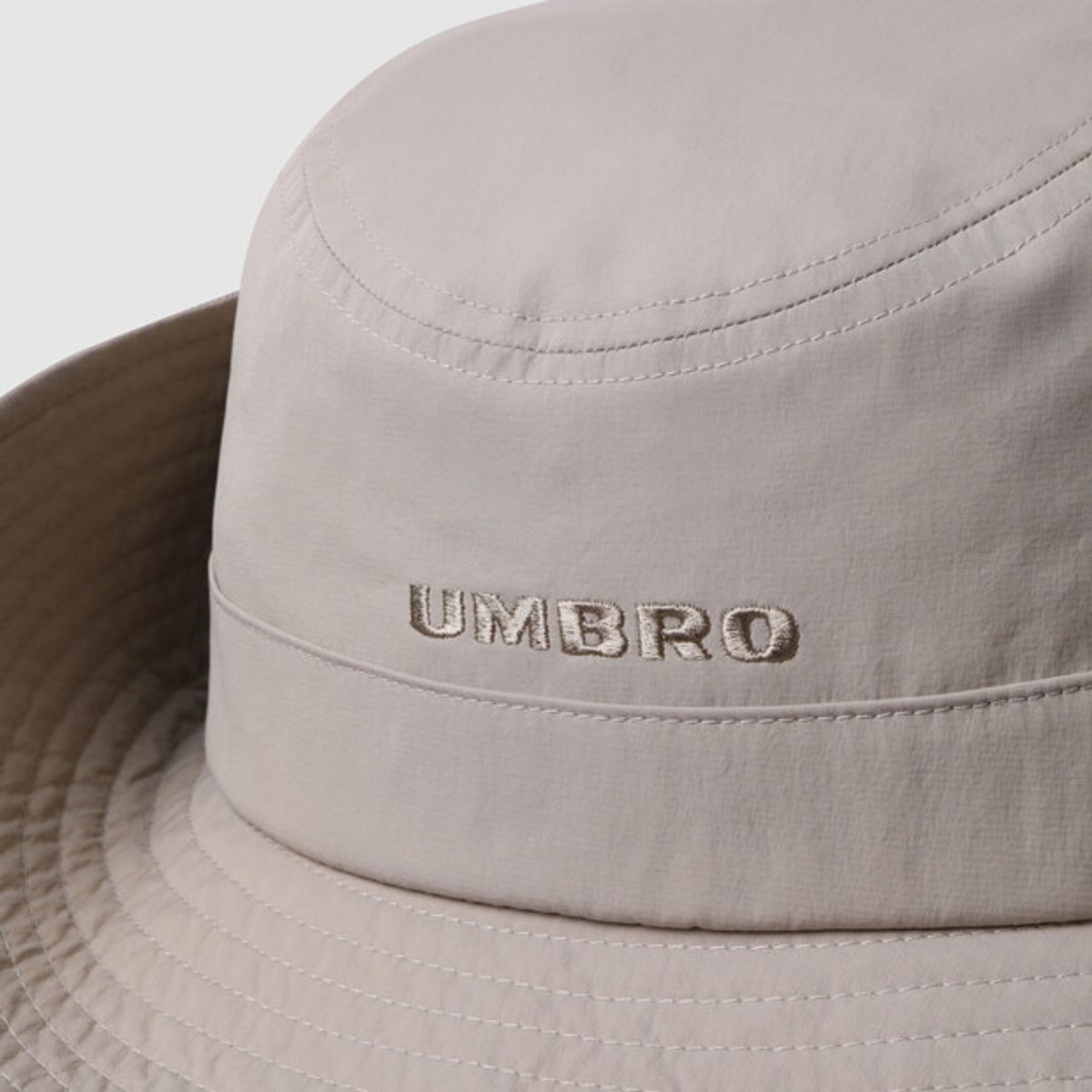 엄브로(UMBRO) 하이웨이 빈티지 스트링 버킷햇 베이지 UR123CHT22