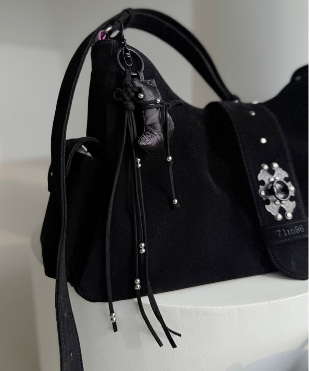 칠 하나 투 구육(71TO96) 스웨이드 매듭볼 키링 ,Suede Knot ball keyring (Black)