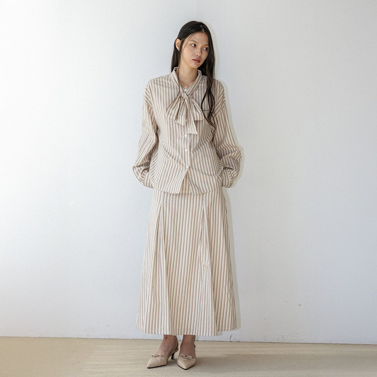 랭썬(LANGSON) LS_Stripe ribbon shirt and skirt two piece set_IVORY