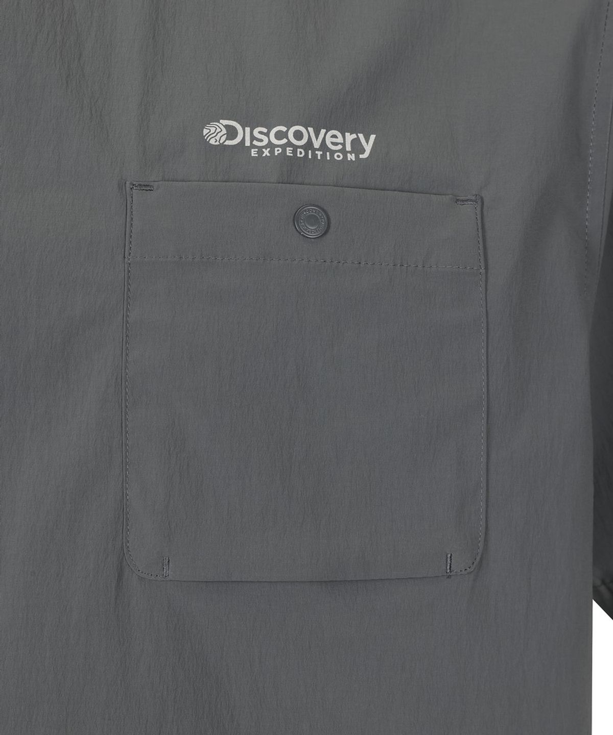 디스커버리 익스페디션(DISCOVERY EXPEDITION) 남성 프레시벤트 가슴포켓 우븐 반팔티셔츠 (D/GREY)