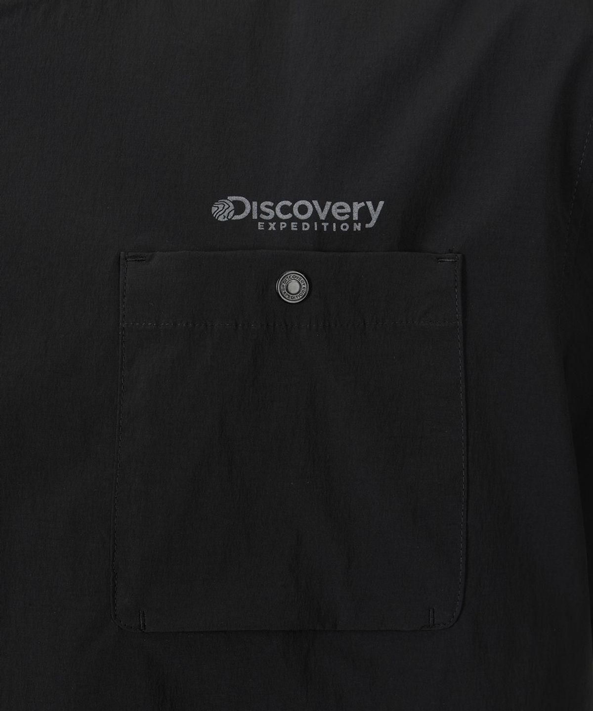 디스커버리 익스페디션(DISCOVERY EXPEDITION) 남성 프레시벤트 가슴포켓 우븐 반팔티셔츠 (BLACK)