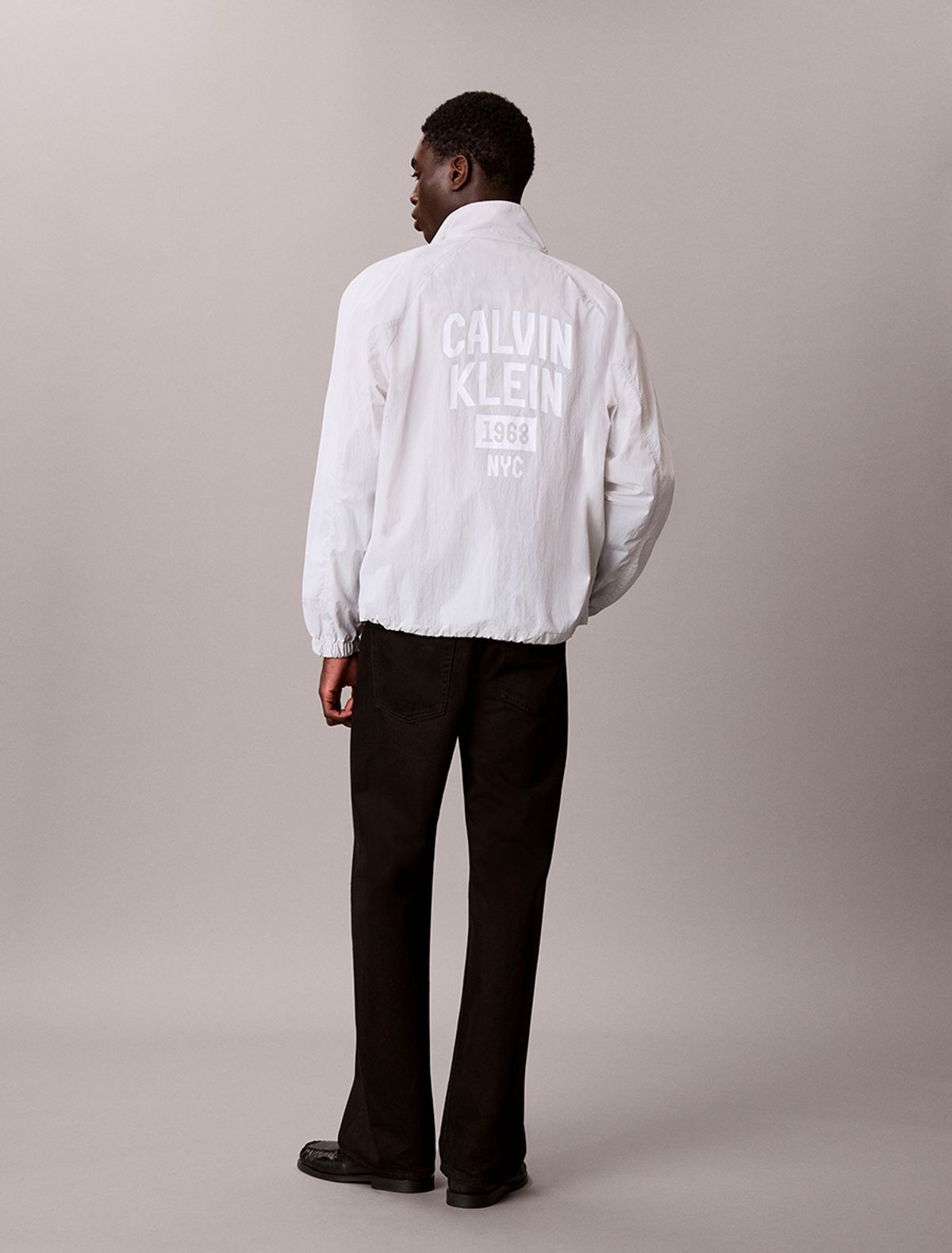 캘빈클라인 진(CALVIN KLEIN JEANS) 인더시티 콘트라스트 스티치 윈드브레이커 그레이 4RF523G QBW