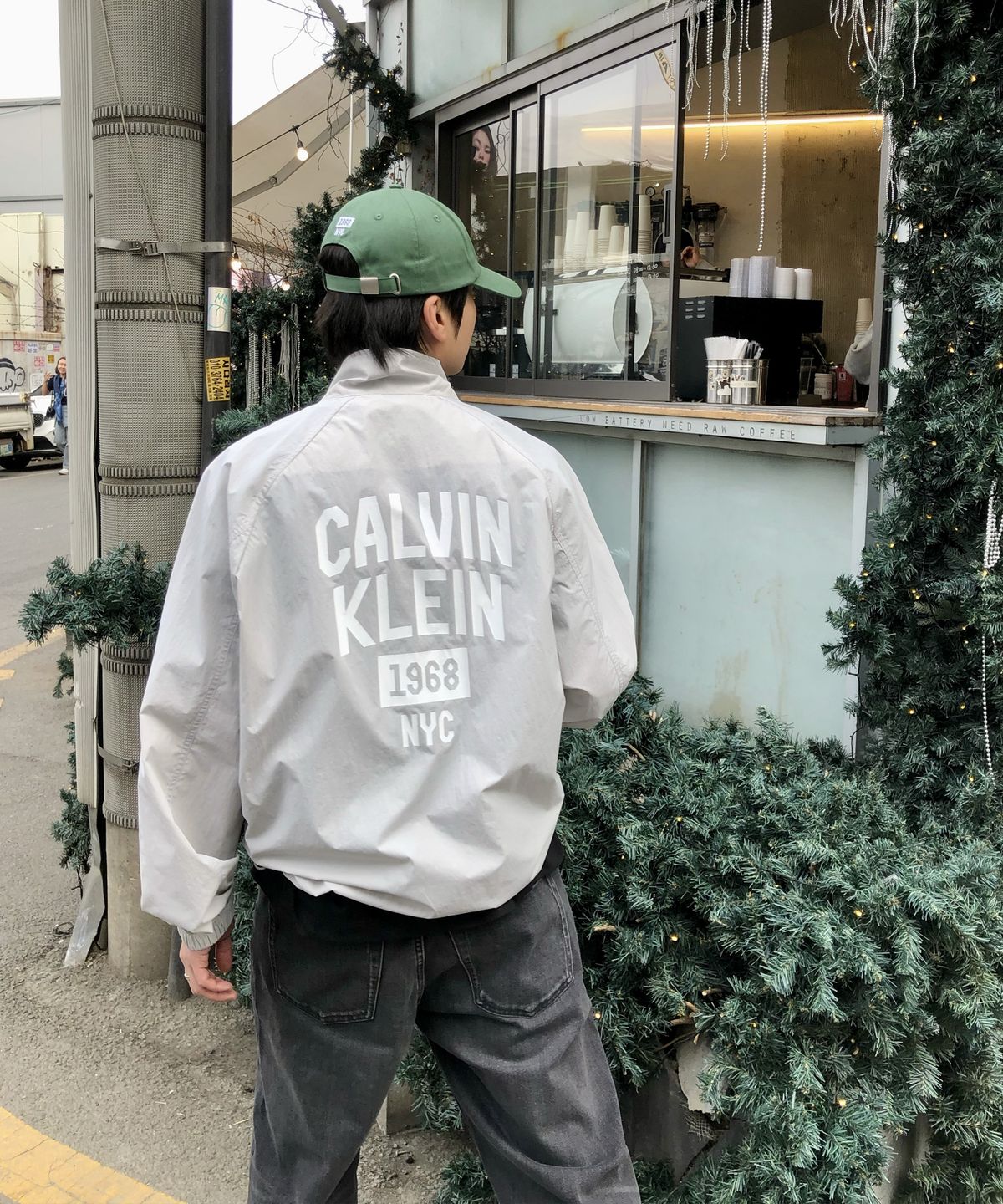 캘빈클라인 진(CALVIN KLEIN JEANS) 인더시티 콘트라스트 스티치 윈드브레이커 그레이 4RF523G QBW