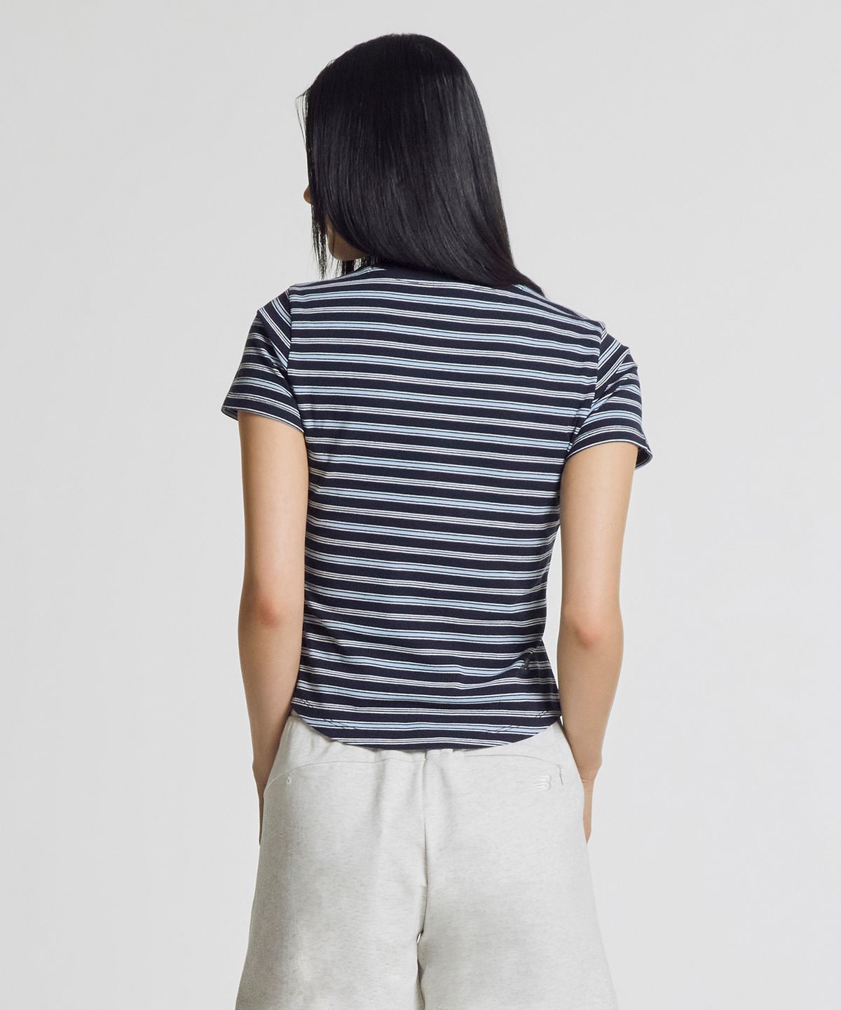 뉴발란스(NEW BALANCE) NBNEG2W442 / WOMEN 에센셜 핏티드 스트라이프 반팔티  (NAVY)
