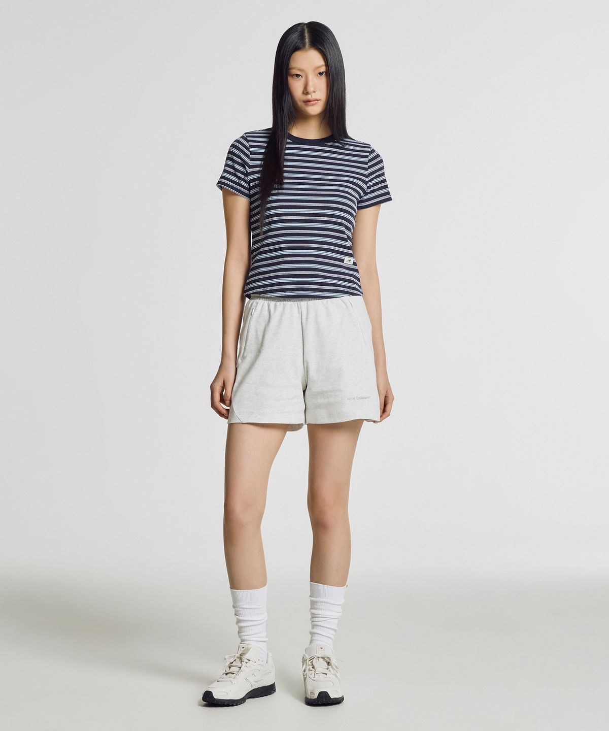 뉴발란스(NEW BALANCE) NBNEG2W442 / WOMEN 에센셜 핏티드 스트라이프 반팔티  (NAVY)